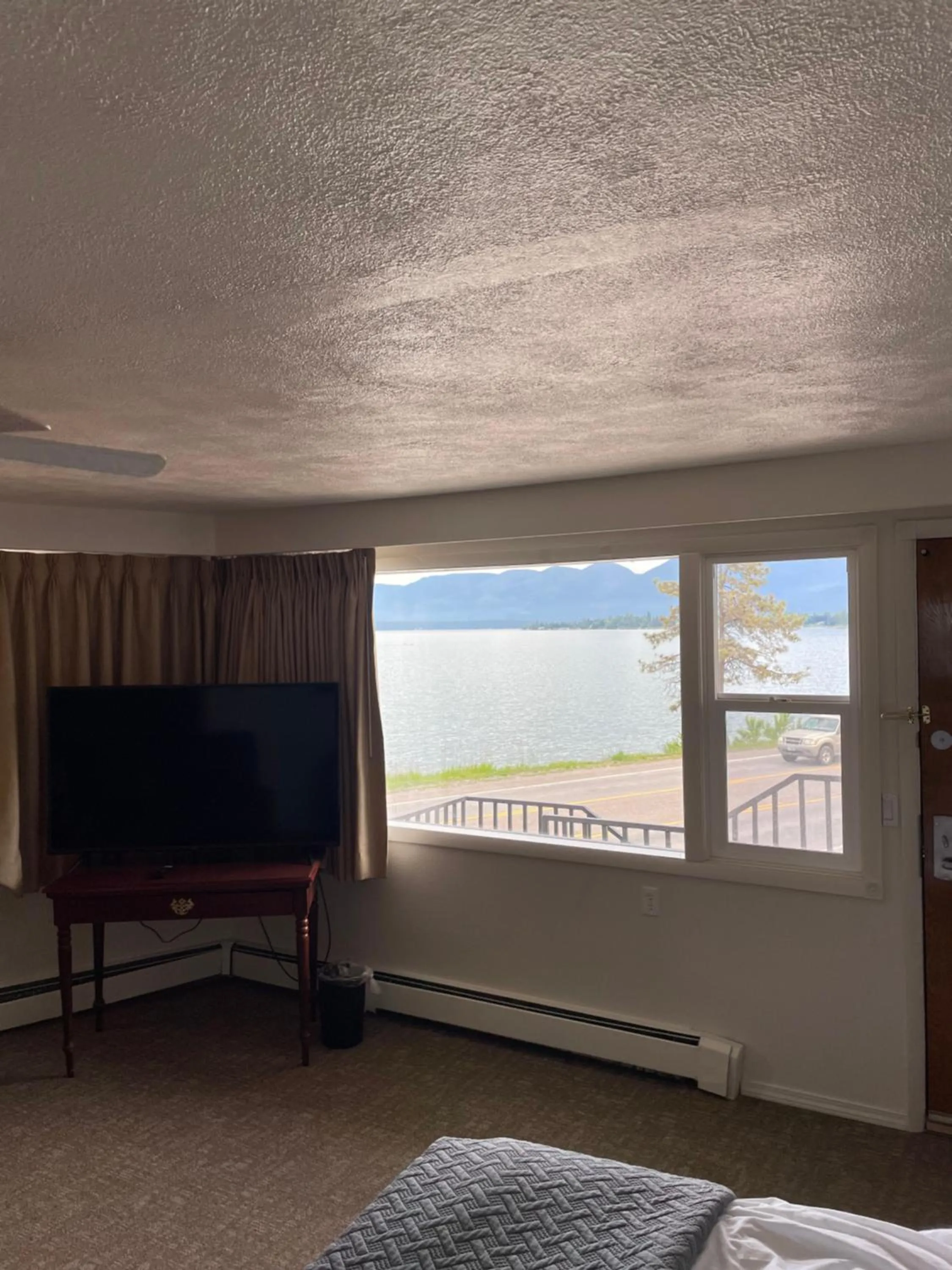 TV and multimedia in Americas Best Value Inn Polson