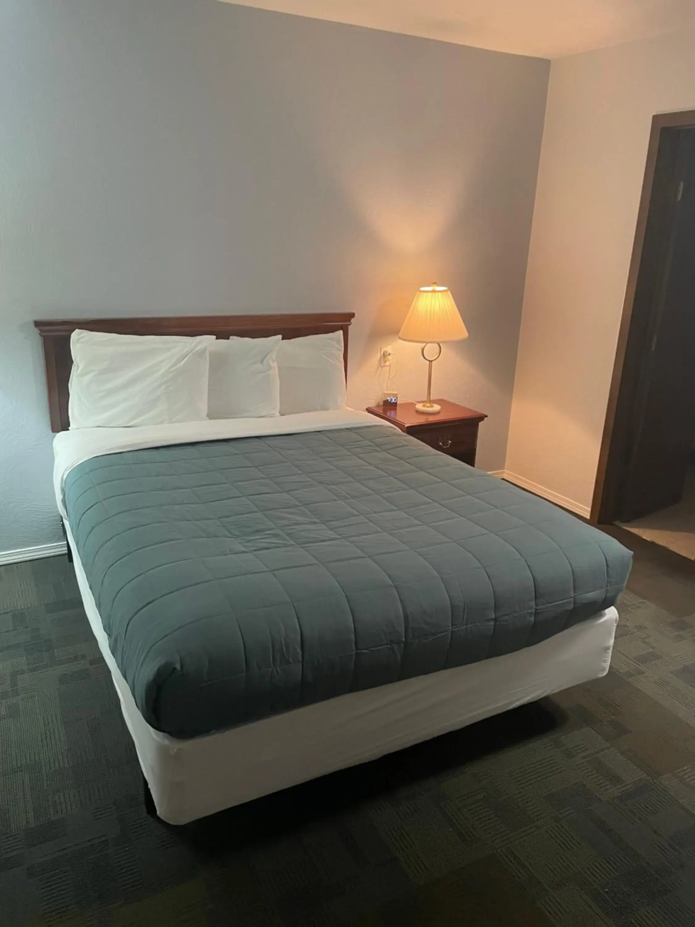 1 Queen Bed No Window in Americas Best Value Inn Polson 1 Queen Bed No Window in Americas Best Value Inn Polson