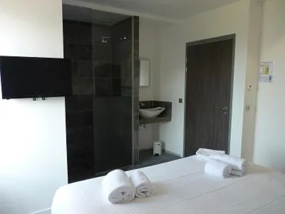 Bathroom, Bed in Pavillon de la plage