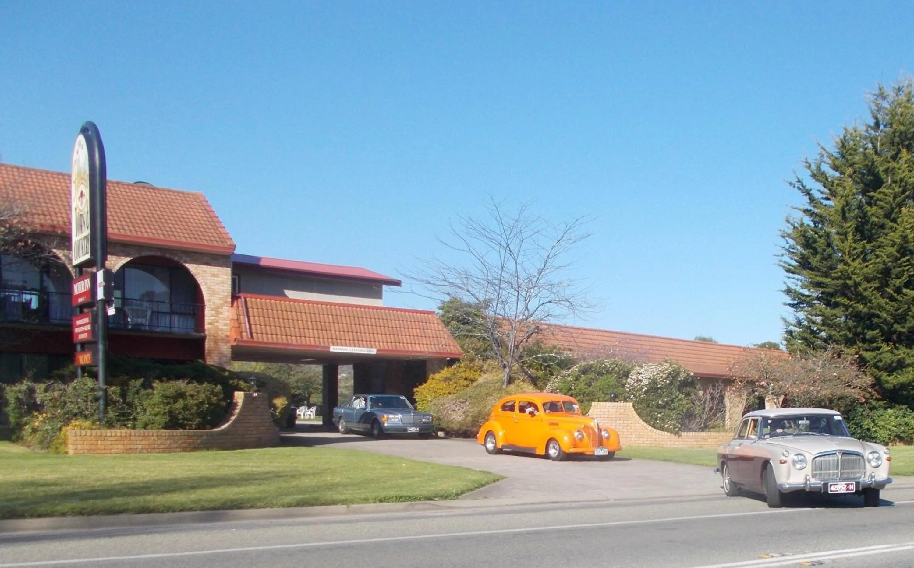 Day in Idlewilde Town & Country Motor Inn