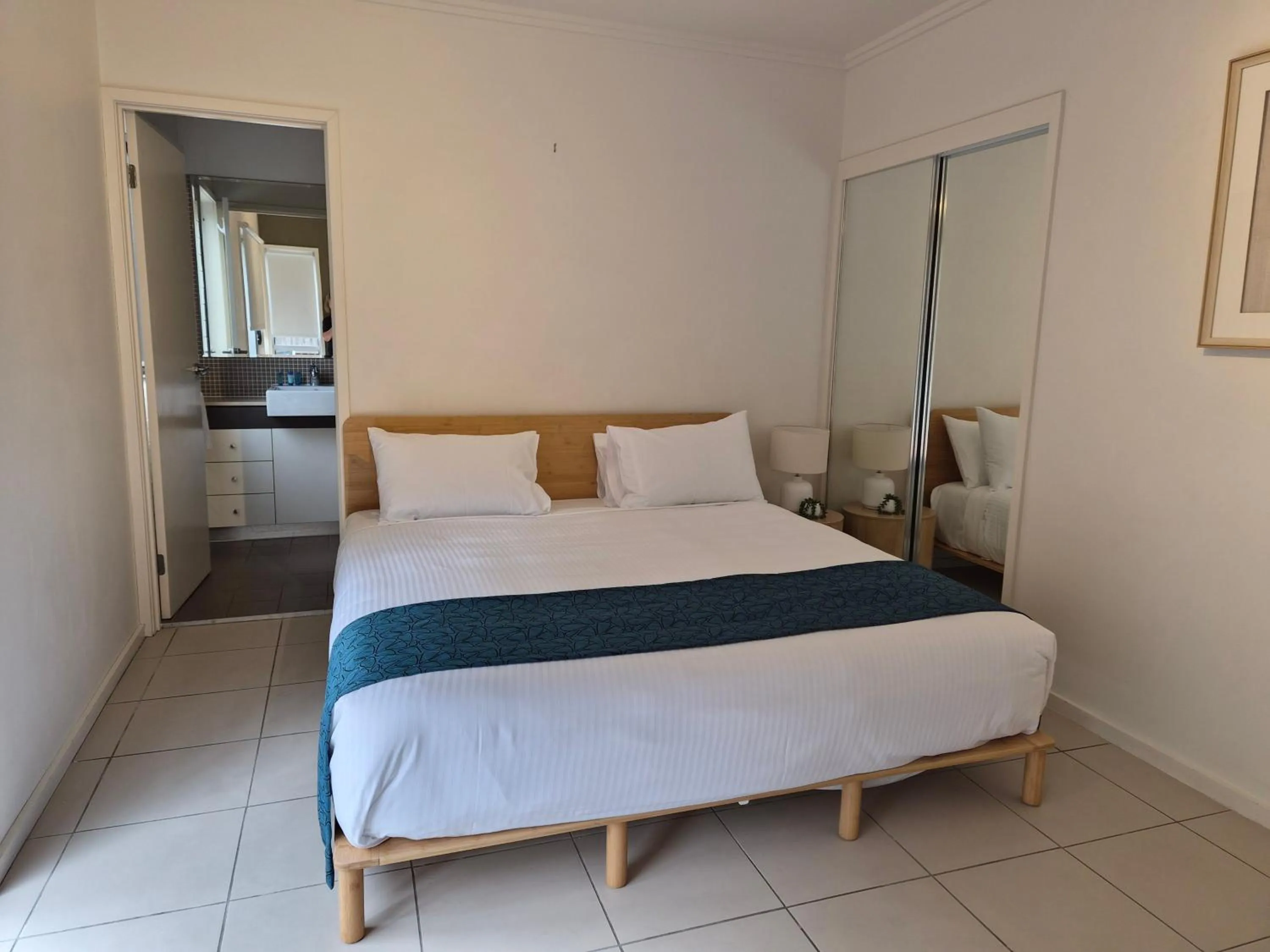 Bedroom, Bed in Quarterdecks Retreat