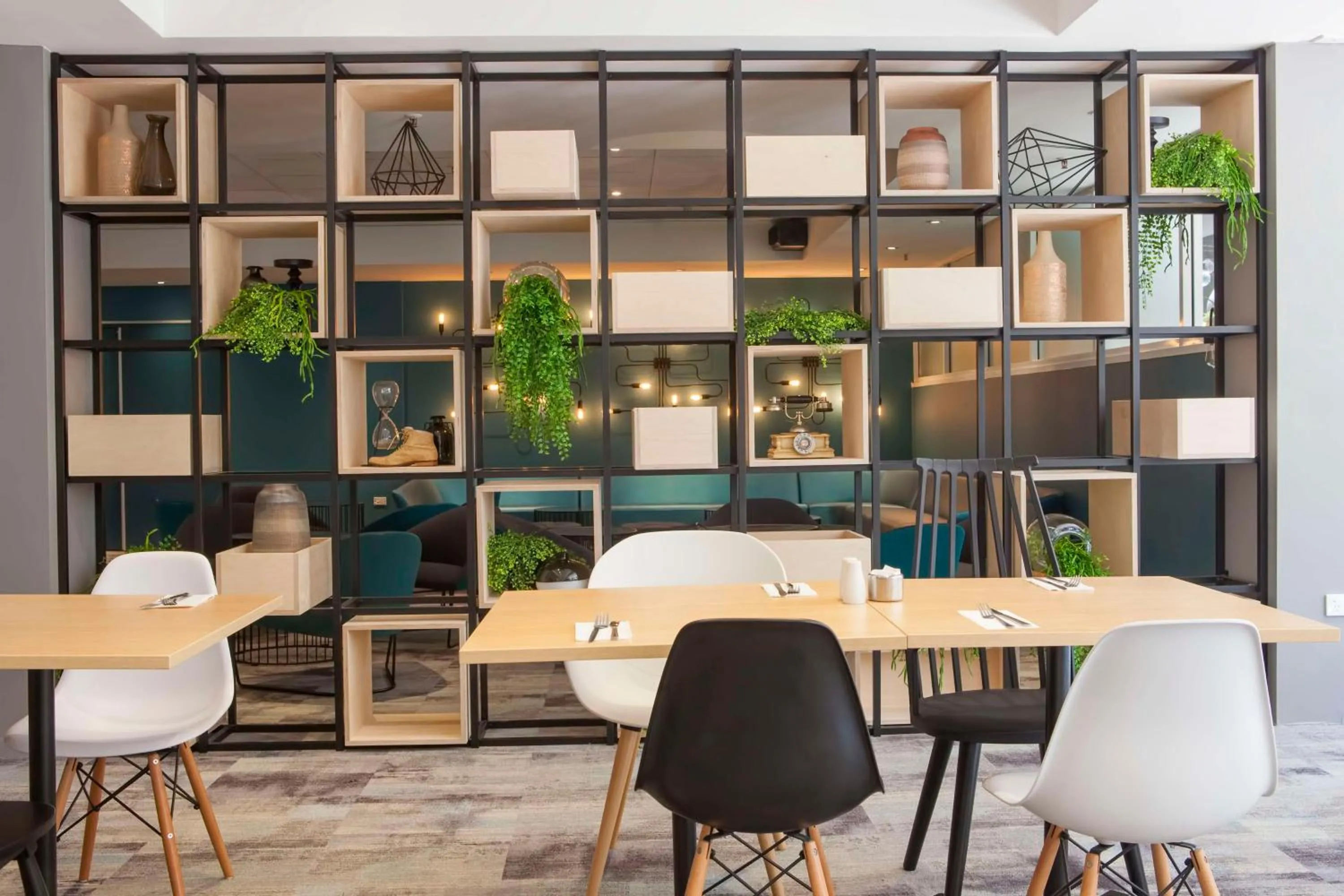 Restaurant/places to eat in Metro Aspire Hotel Sydney