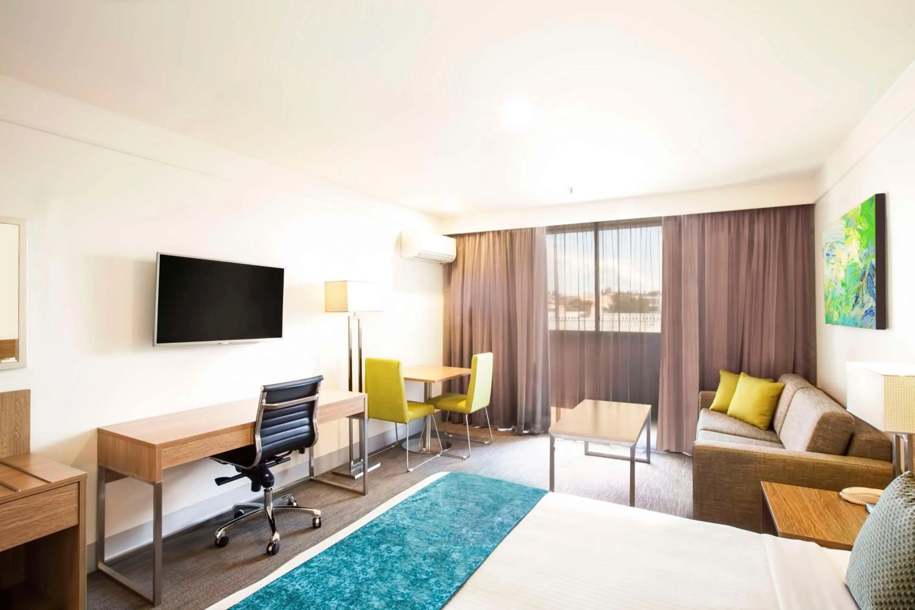 Photo of the whole room, Bed in Metro Aspire Hotel Sydney