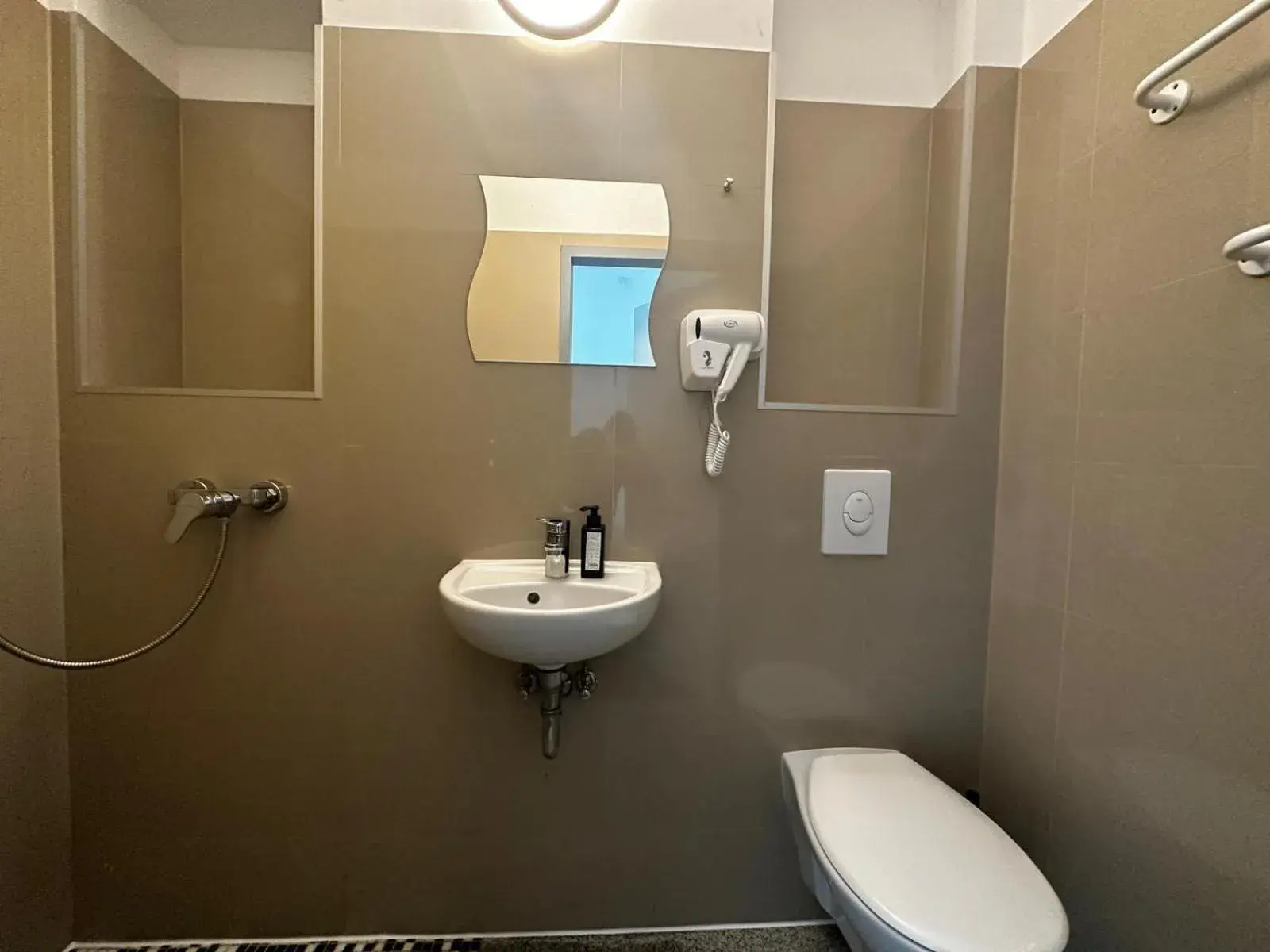 Family Room with Private Bathroom in Ootel.com Family Room with Private Bathroom in Ootel.com