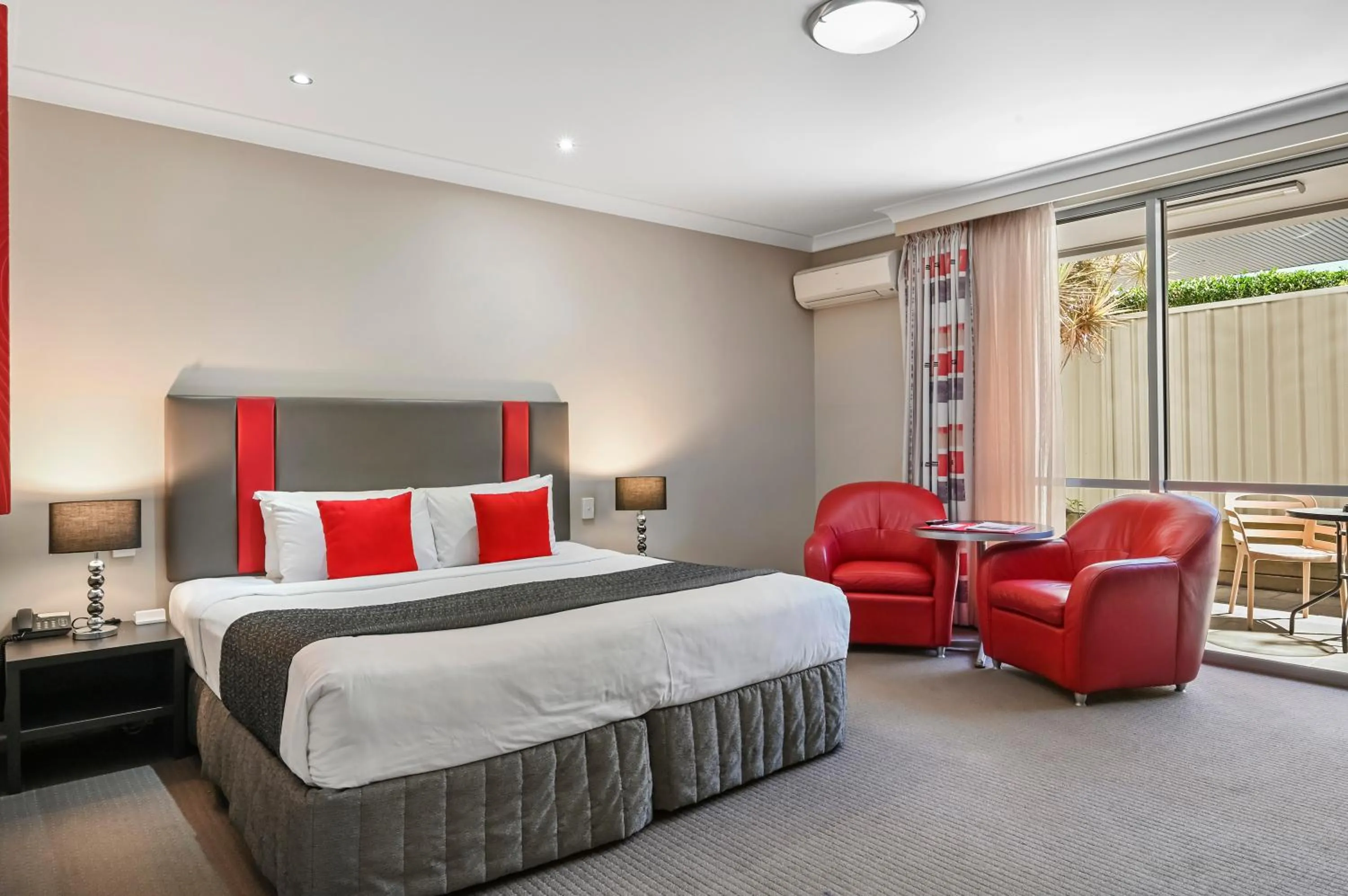 Photo of the whole room, Bed in Platinum International