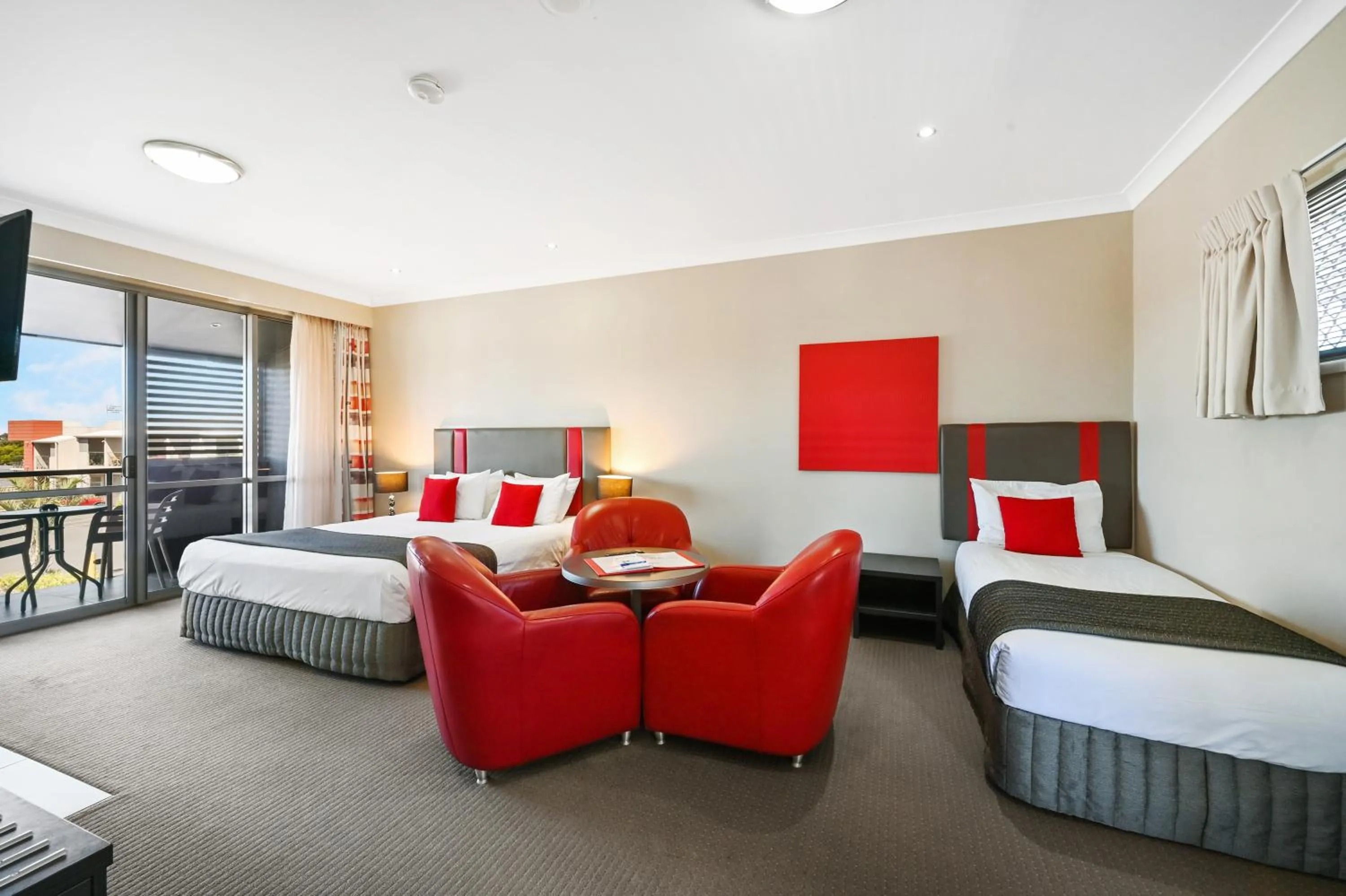 Photo of the whole room, Bed in Platinum International