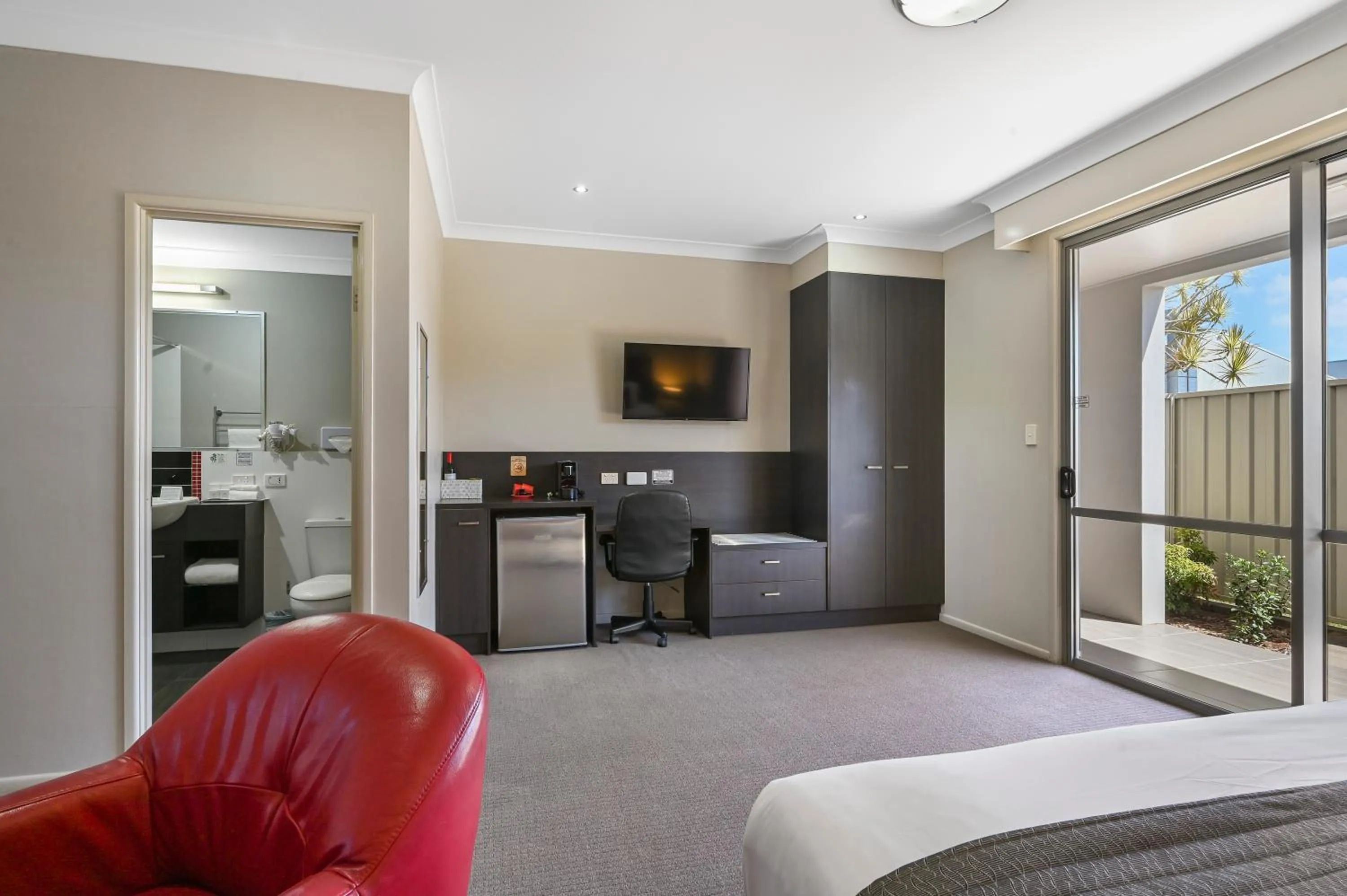 Photo of the whole room, Bed in Platinum International