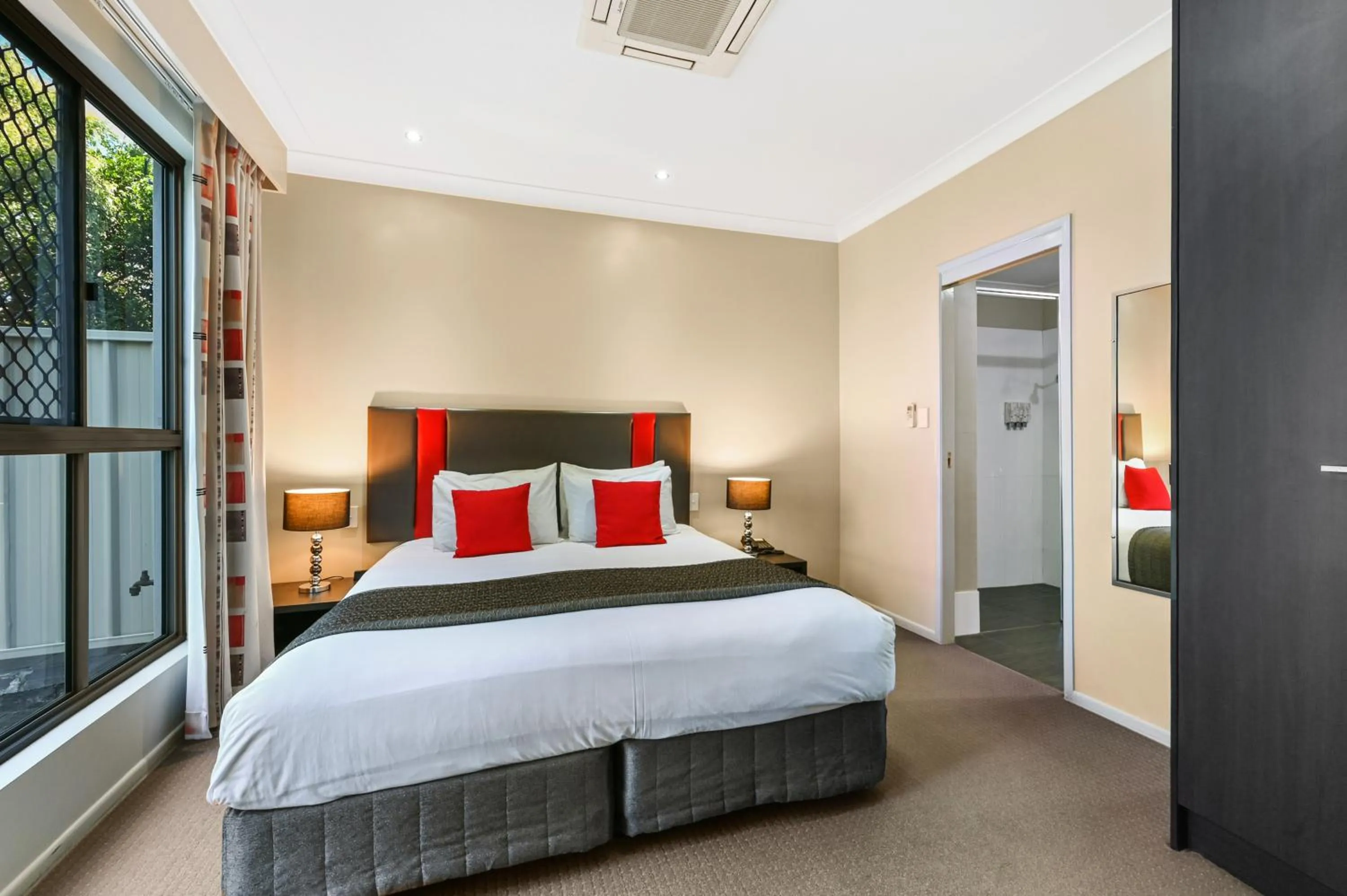 Photo of the whole room, Bed in Platinum International