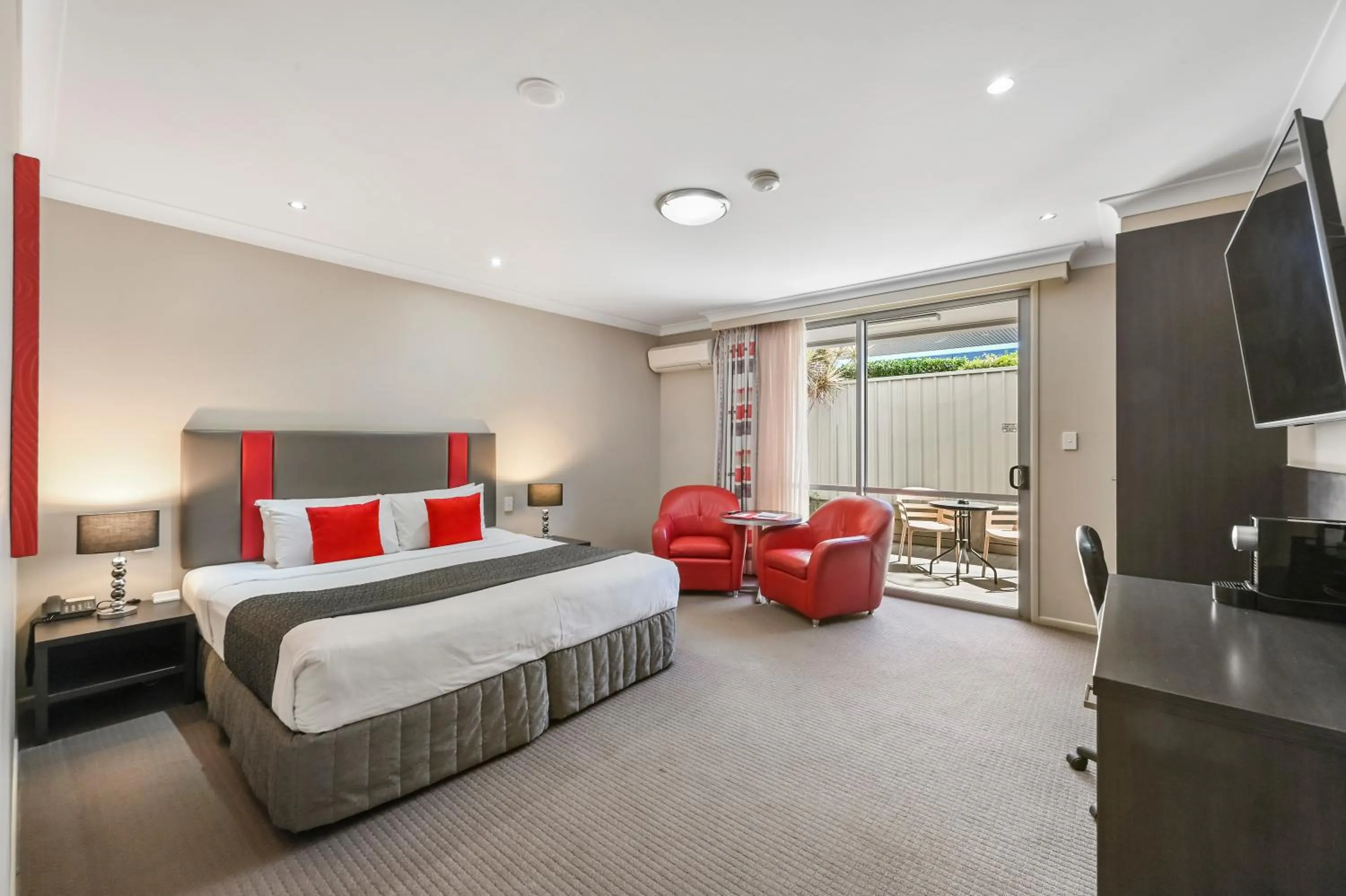 Communal lounge/ TV room, Bed in Platinum International