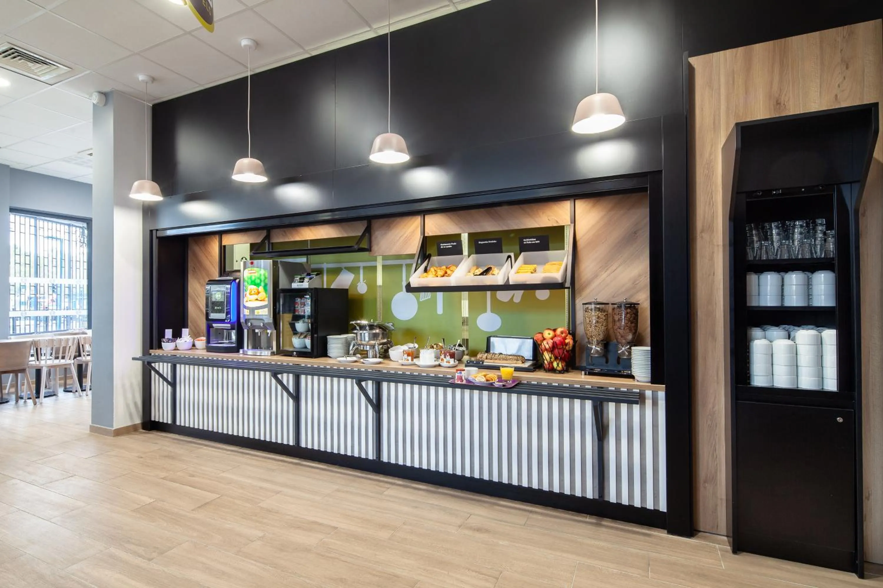 Dining area in B&B HOTEL Paris Gennevilliers Asnières