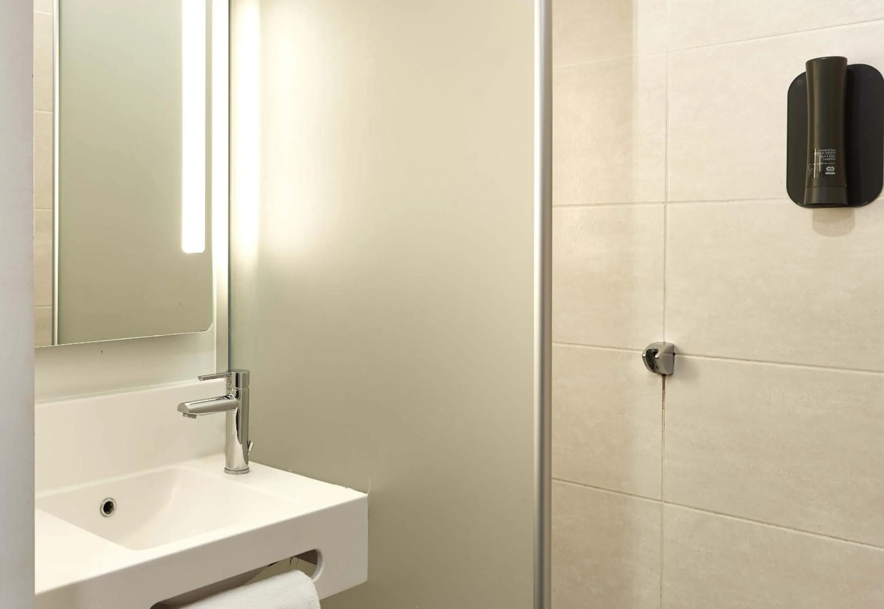 Bathroom in B&B HOTEL Paris Gennevilliers Asnières