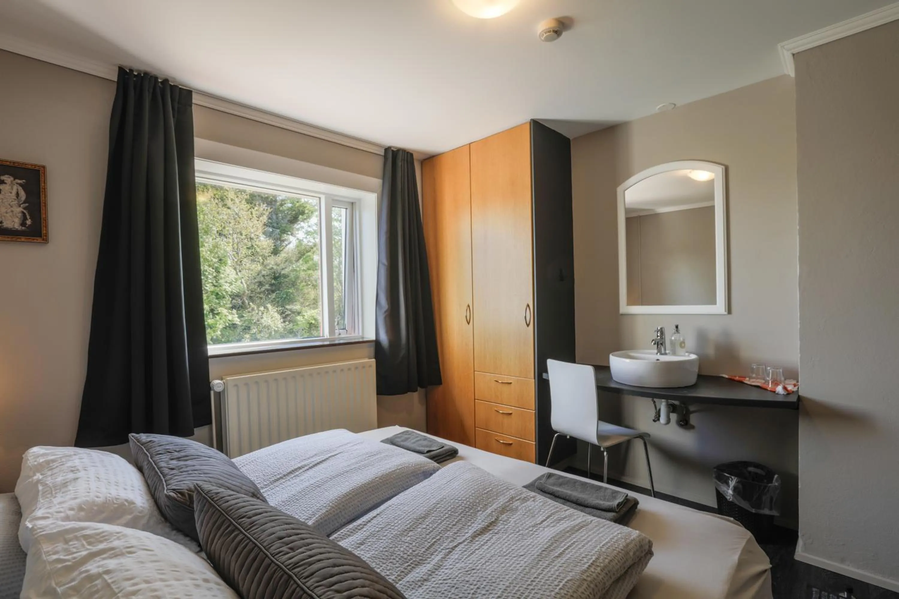 Bedroom, Bed in Karuna Guesthouse