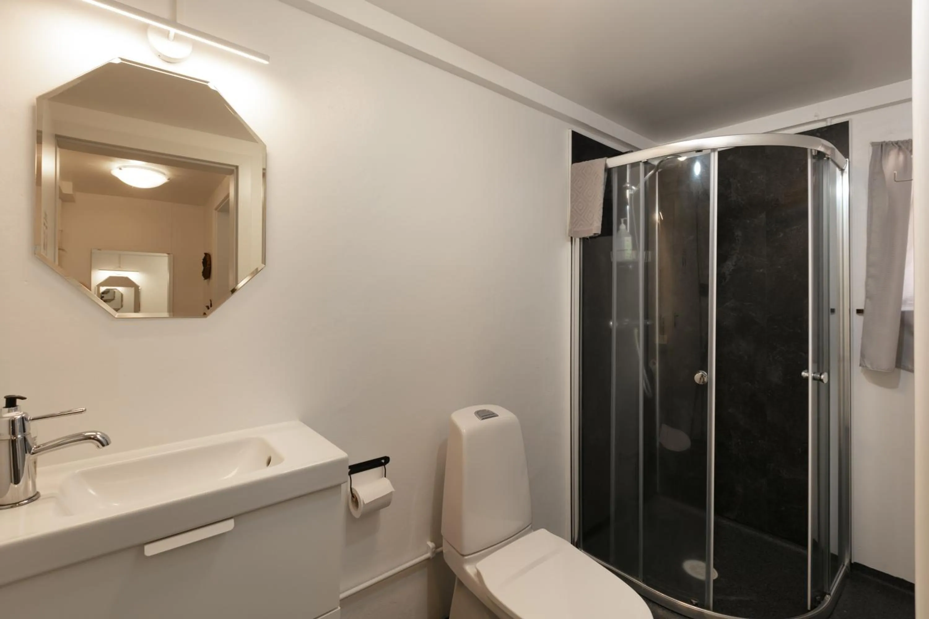 Shower in Karuna Guesthouse