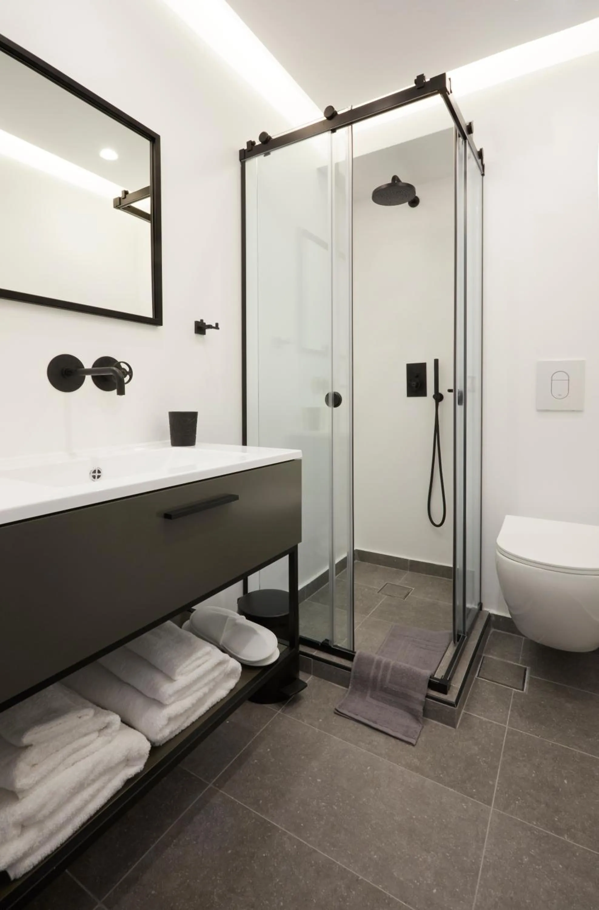 Shower in The Artist Athens