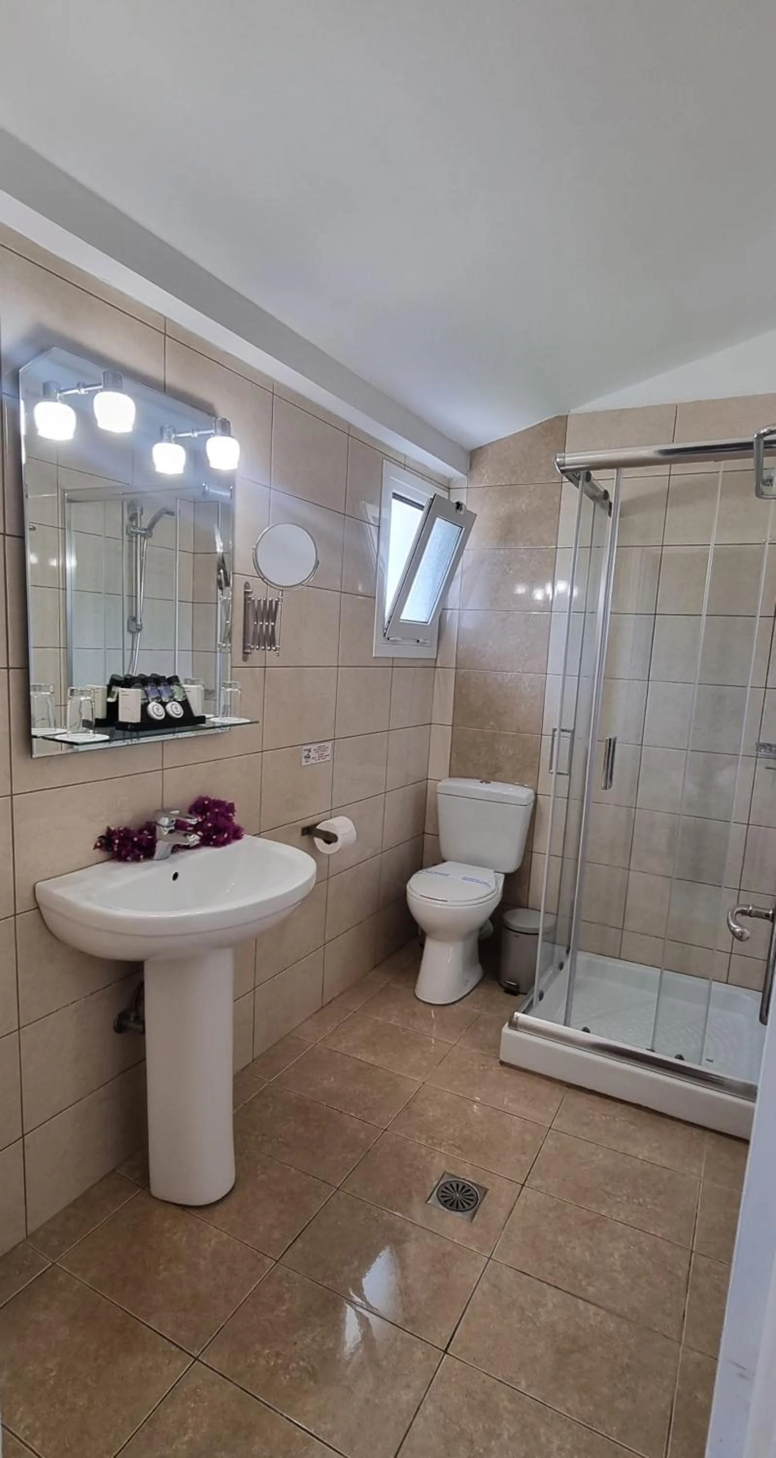 Bathroom in Hotel Yannis Corfu