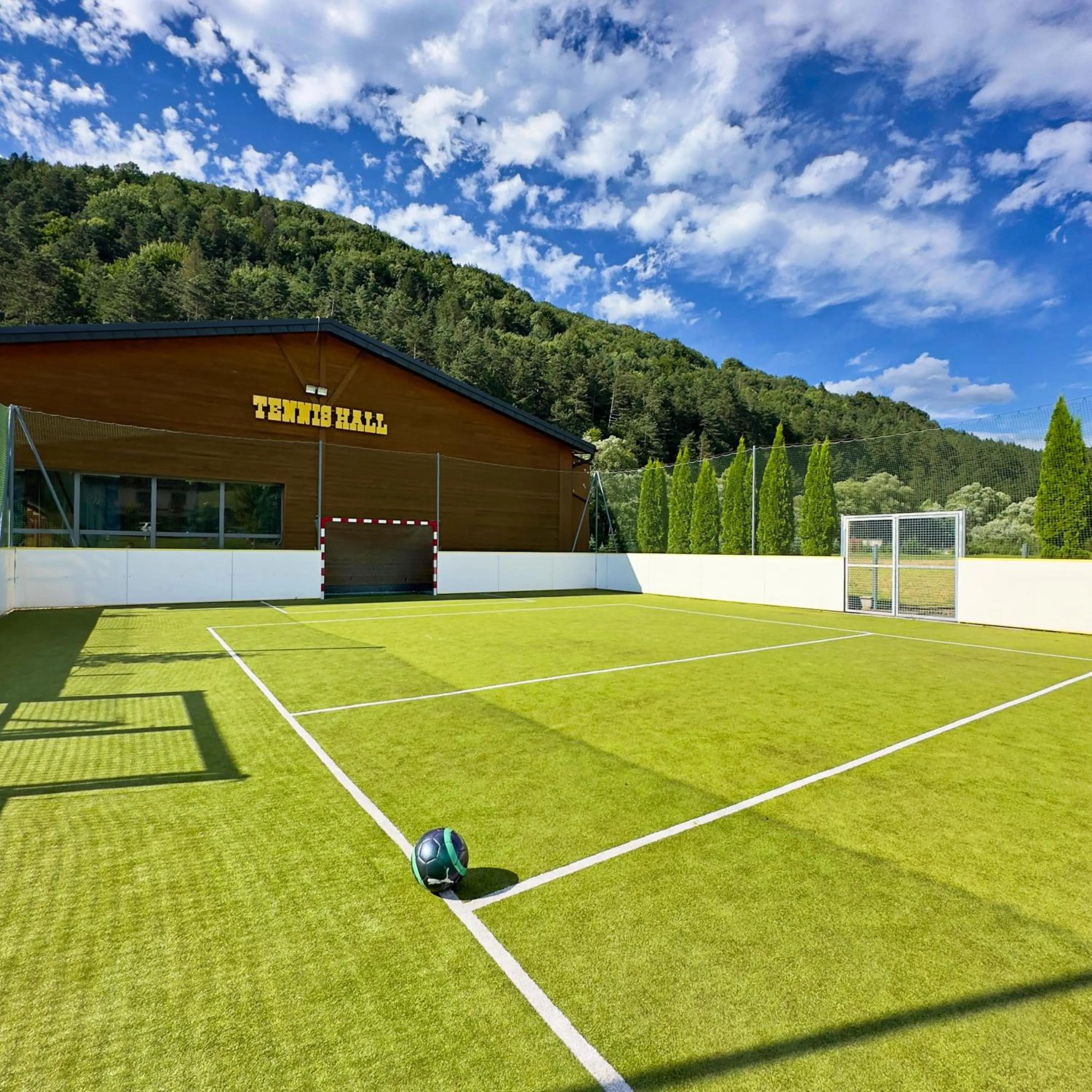 Tennis court in Country Saloon Belá