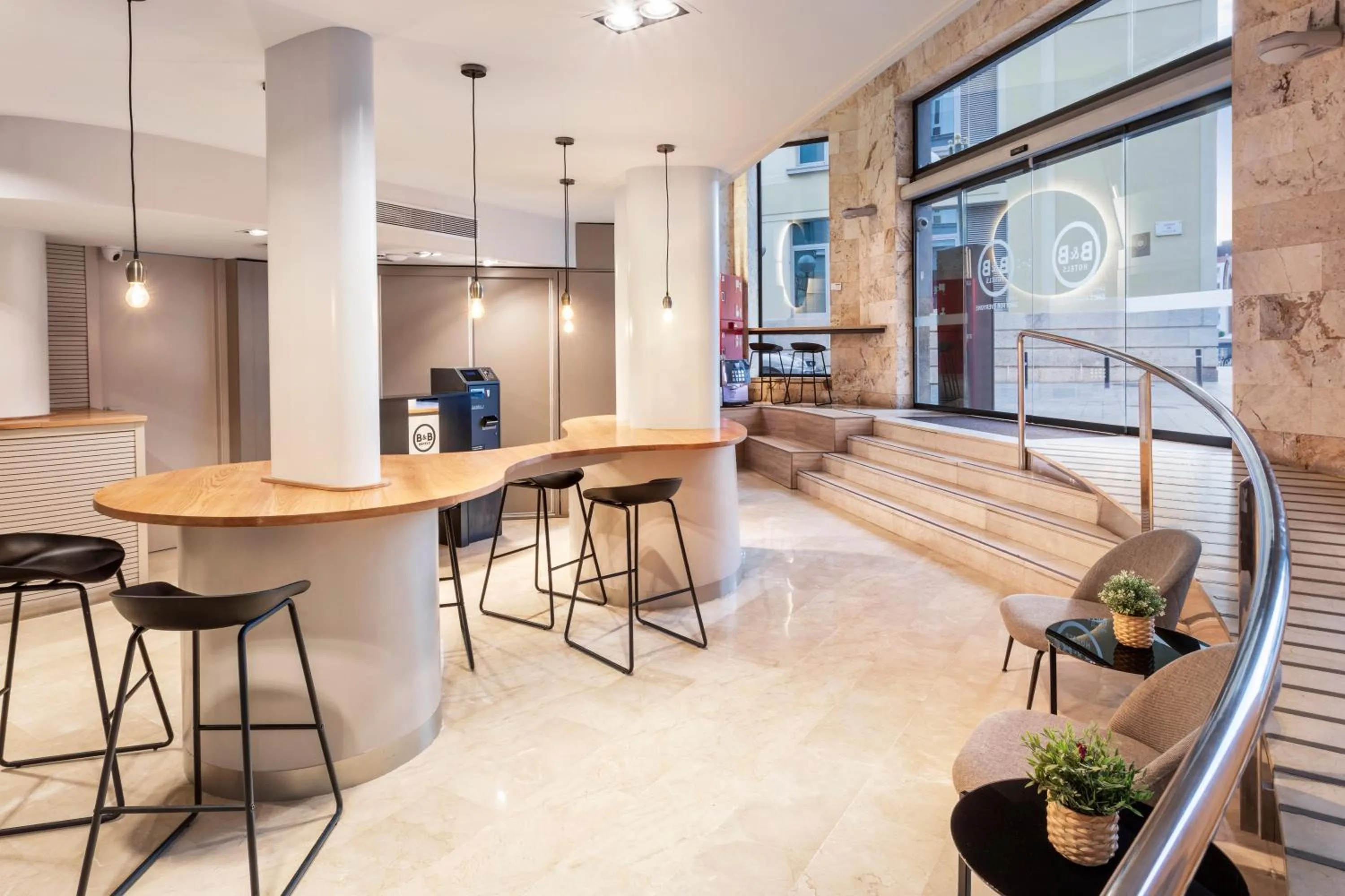 Lobby or reception in B&B HOTEL Tarragona Centro Urbis