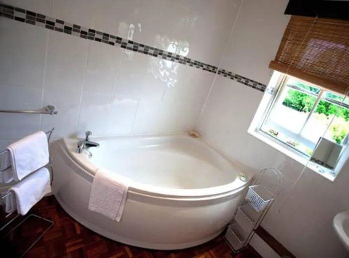 Bathroom in Strands Hotel/Screes Inn & Micro Brewery