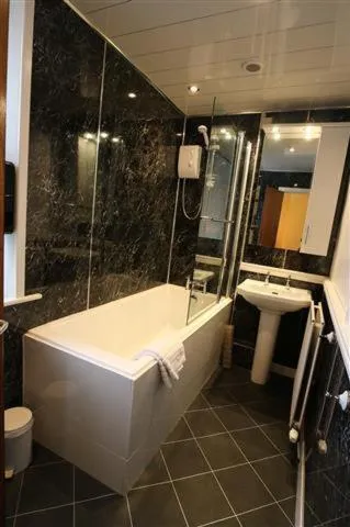 Bathroom in Strands Hotel/Screes Inn & Micro Brewery