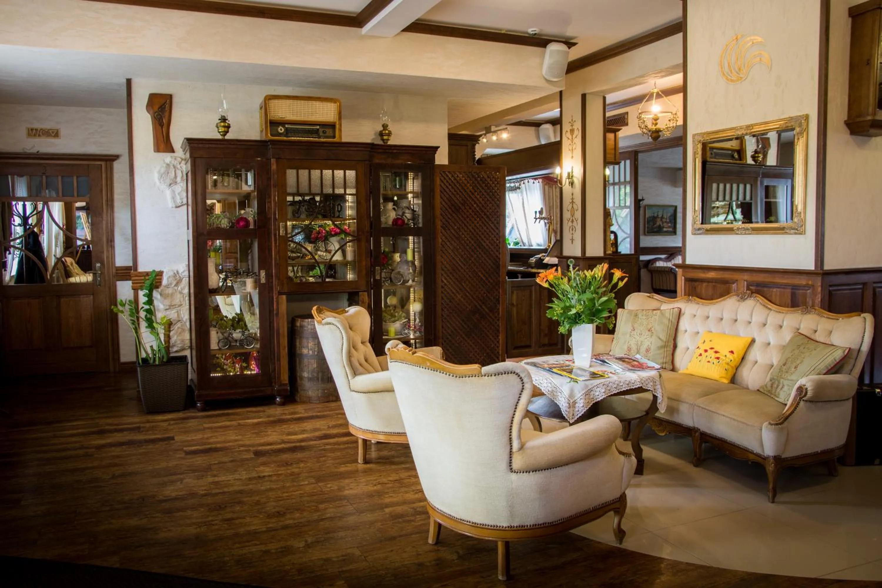 Communal lounge/ TV room in Hotel Carpatia Bieszczadzki Gościniec