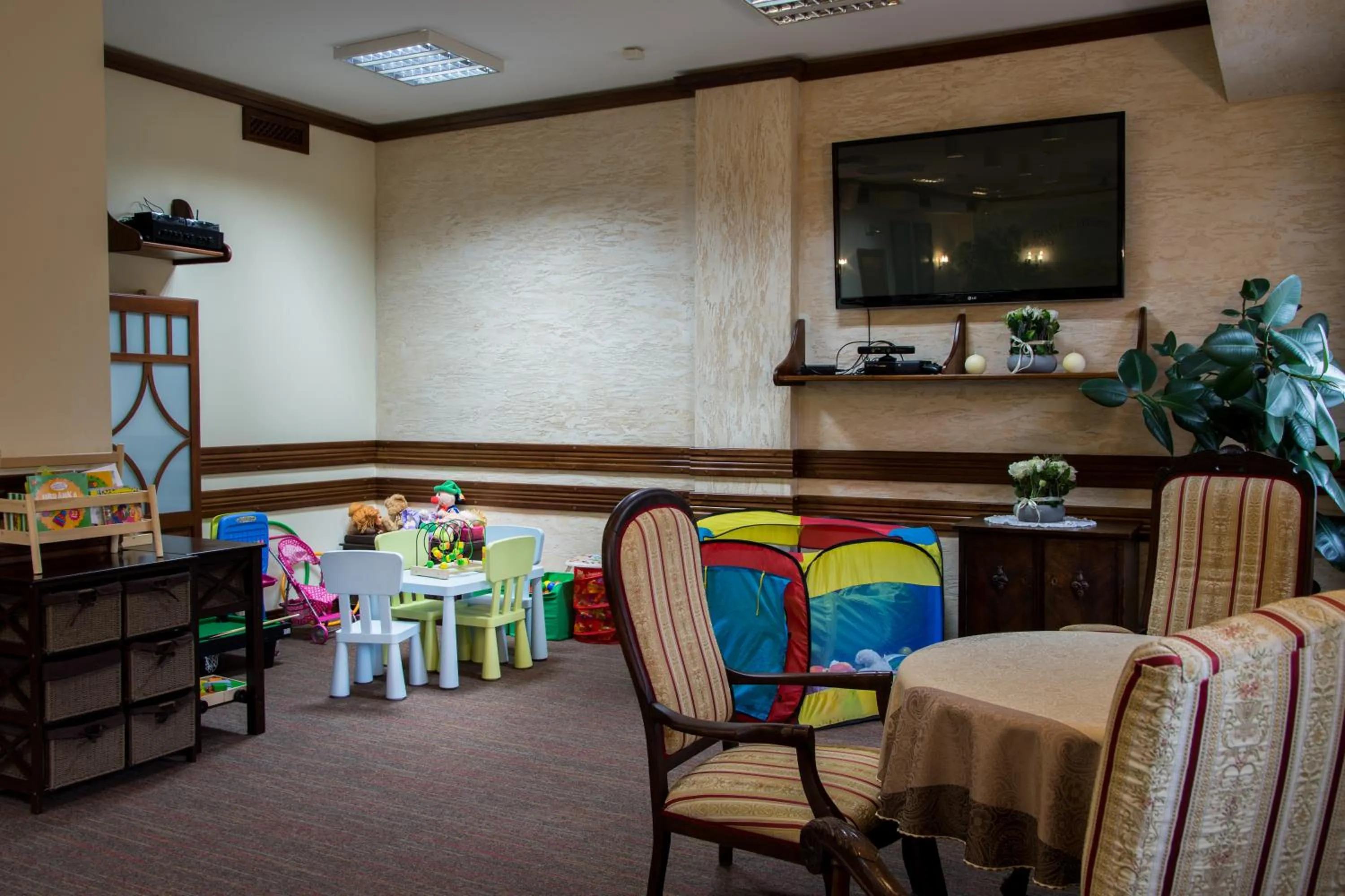 Communal lounge/ TV room in Hotel Carpatia Bieszczadzki Gościniec