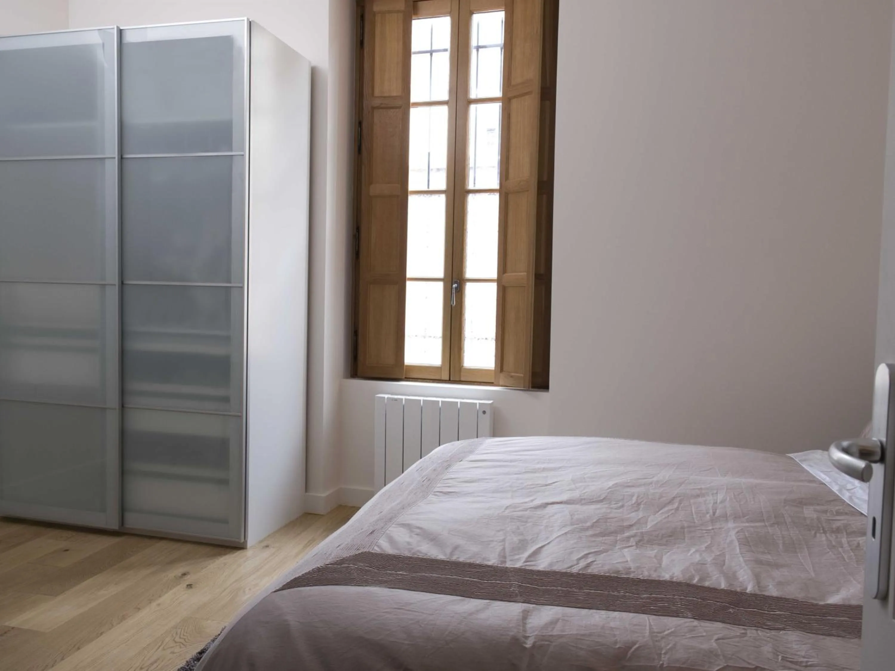 Bedroom, Bed in Sasha's Place - Appartement de Luxe - Hypercentre