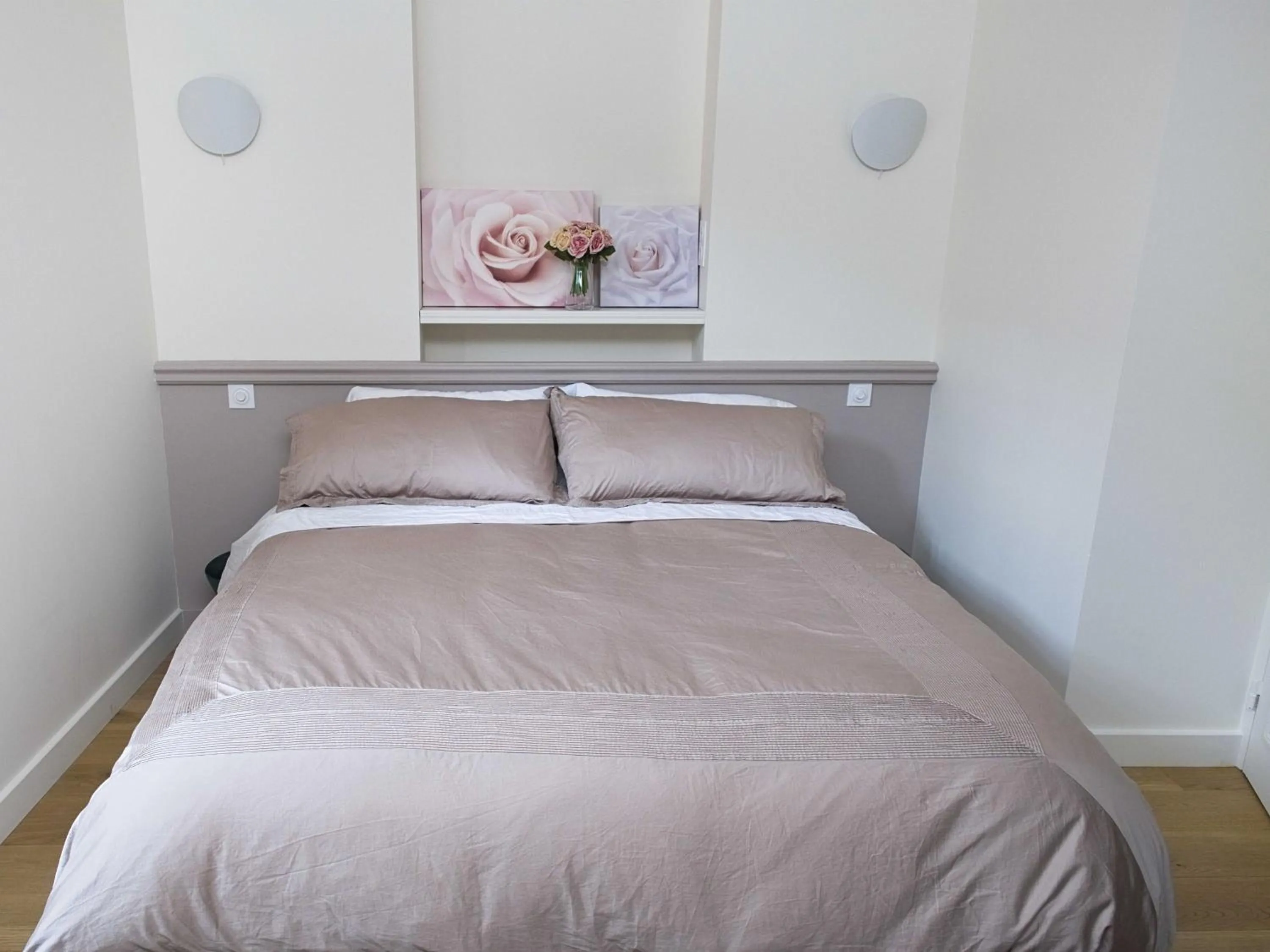 Bedroom, Bed in Sasha's Place - Appartement de Luxe - Hypercentre