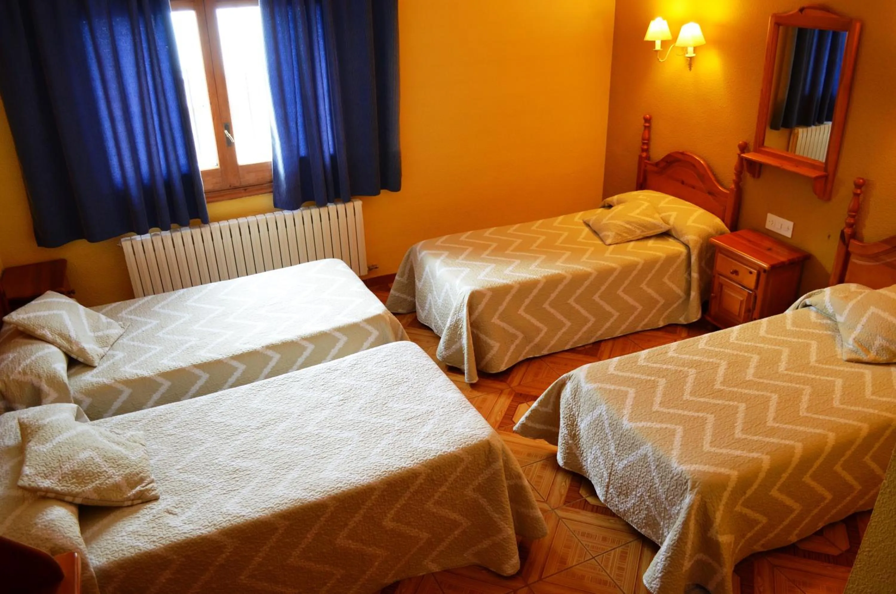 Photo of the whole room, Bed in Hotel Suiza