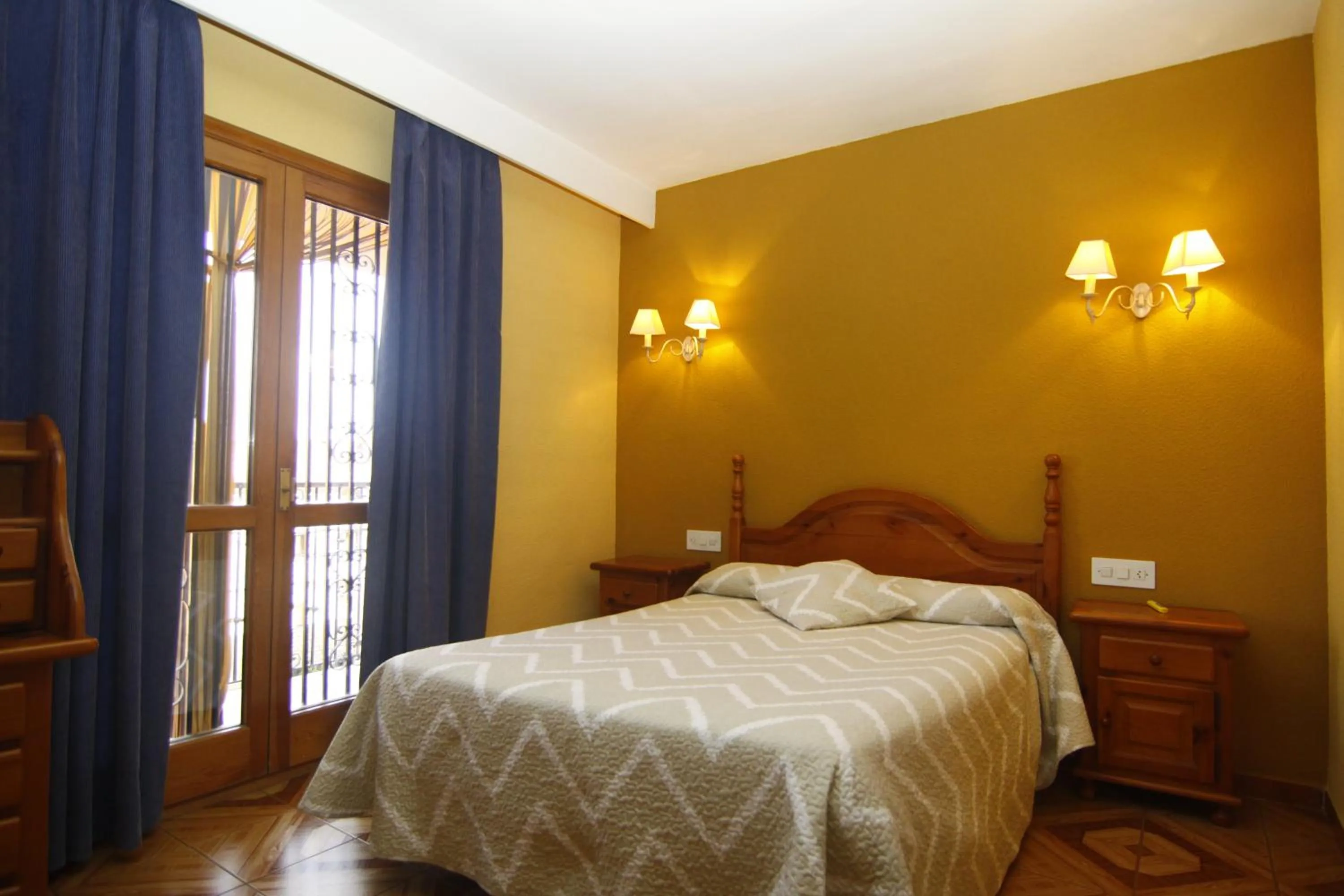 Photo of the whole room, Bed in Hotel Suiza