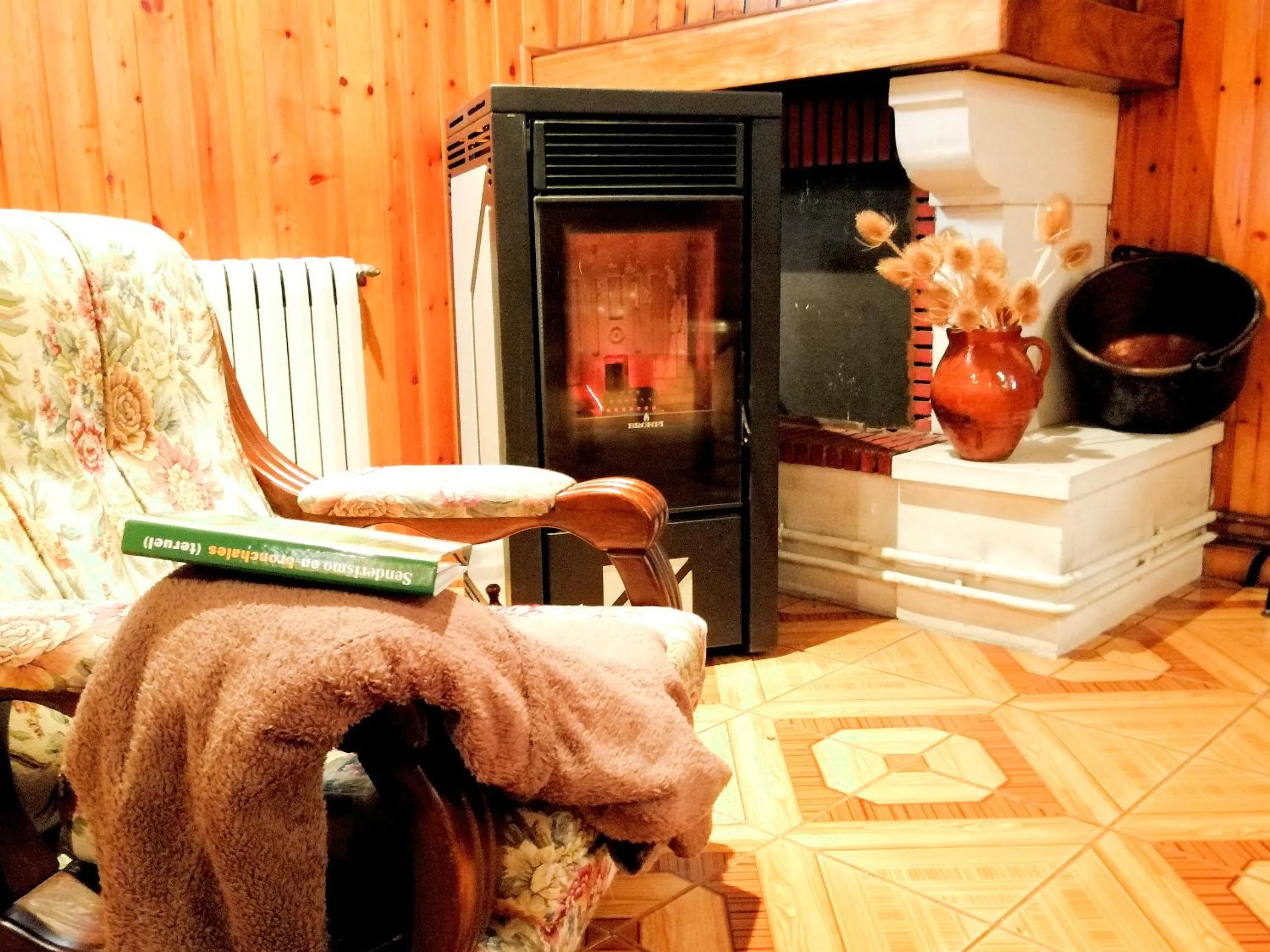 Communal lounge/ TV room in Hotel Suiza