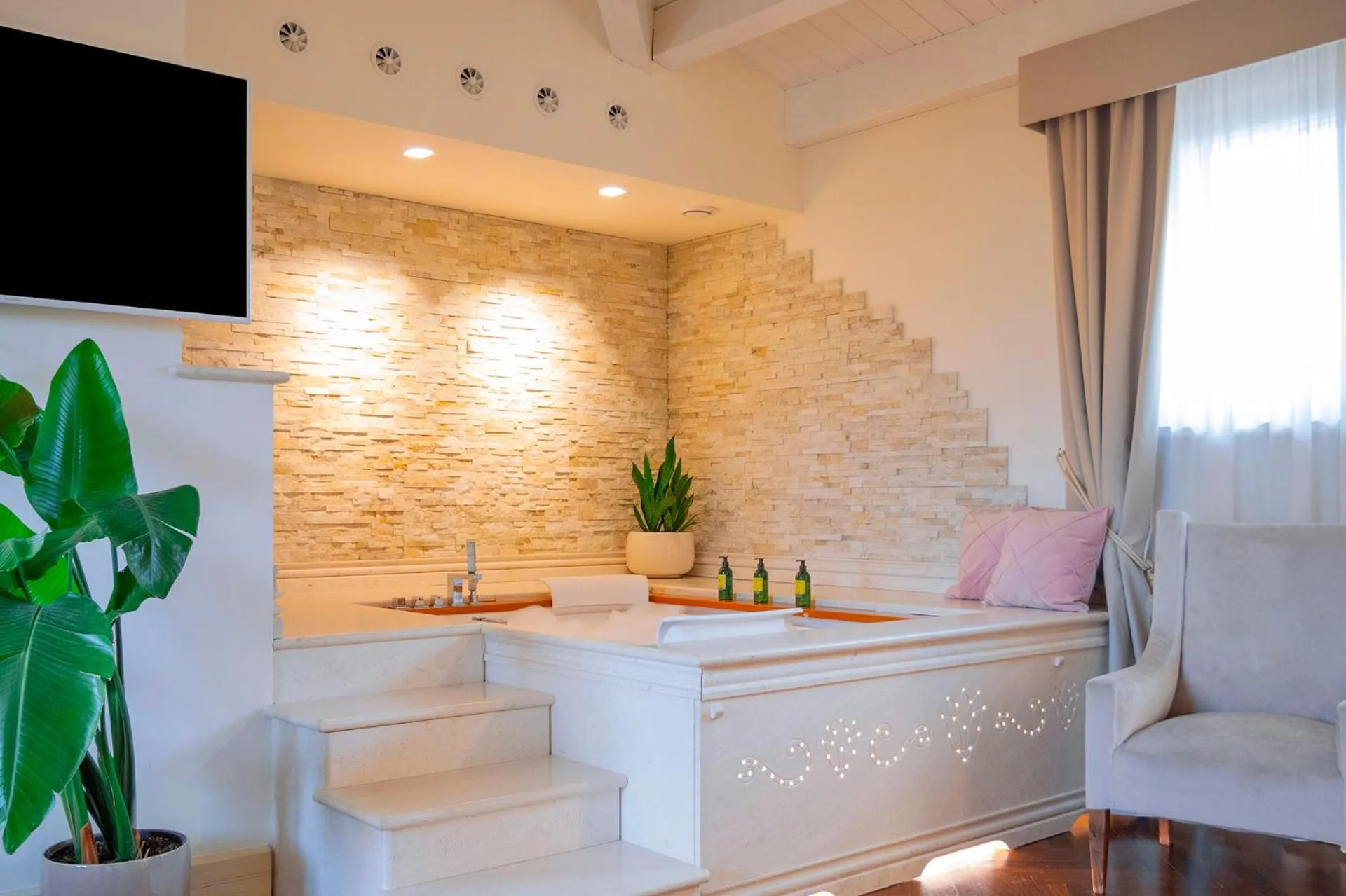 Hot Tub in Hotel Villa Michelangelo