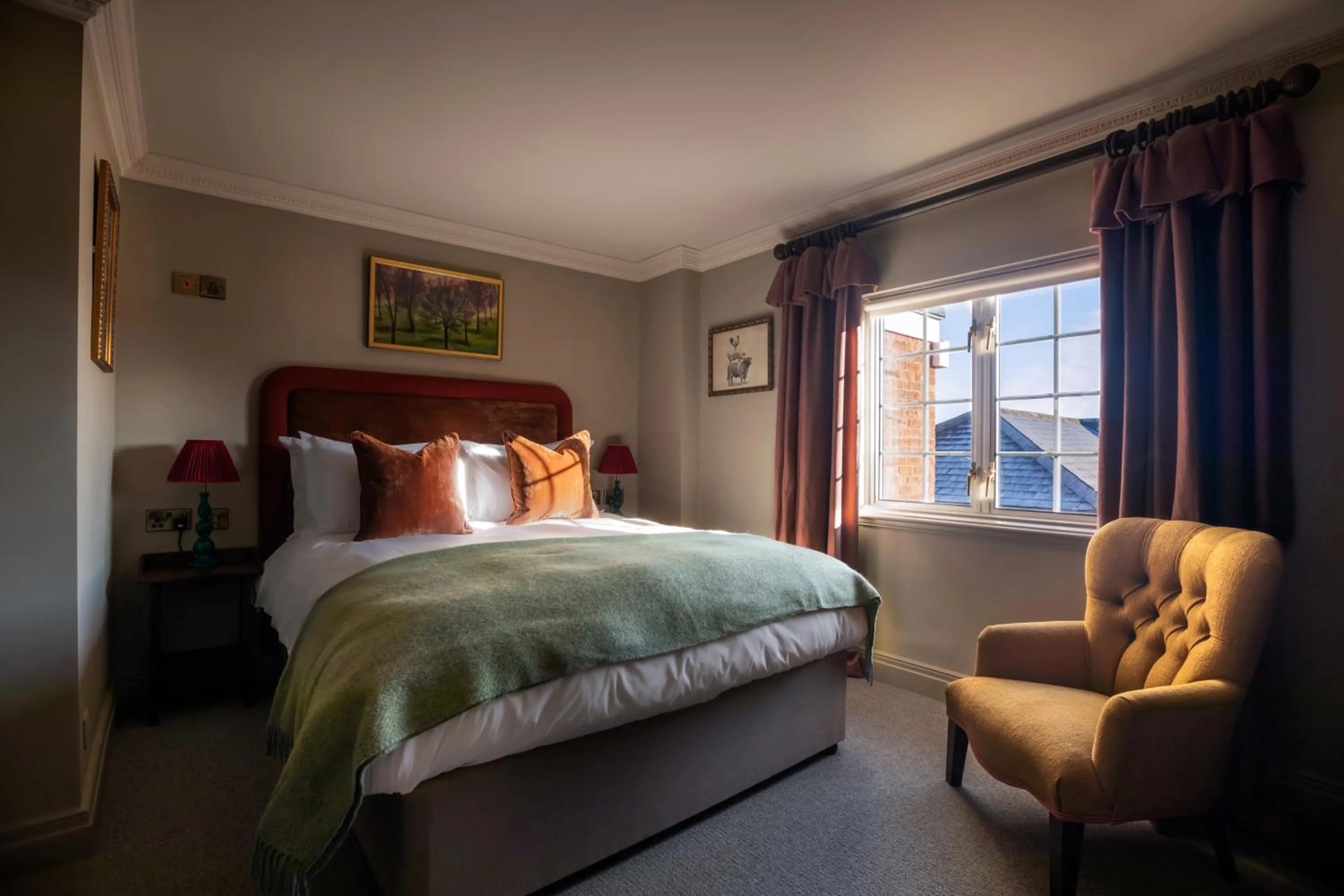 Bedroom, Bed in Bedford Arms Hotel