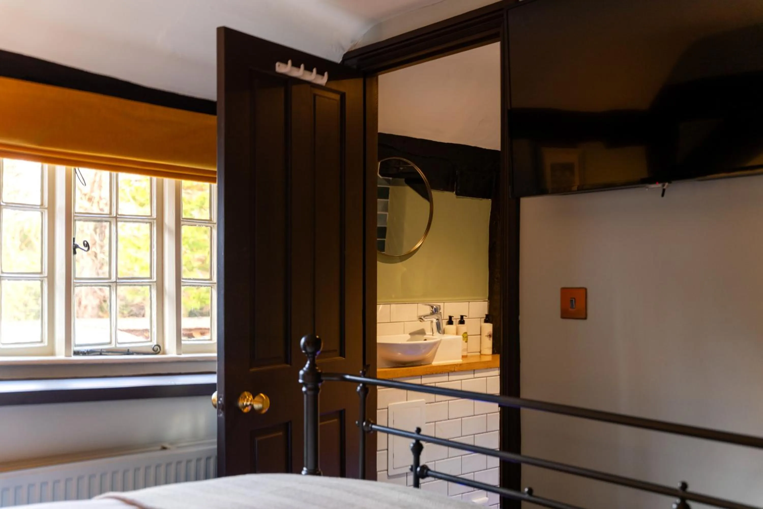 Bathroom, Bed in Bull Inn
