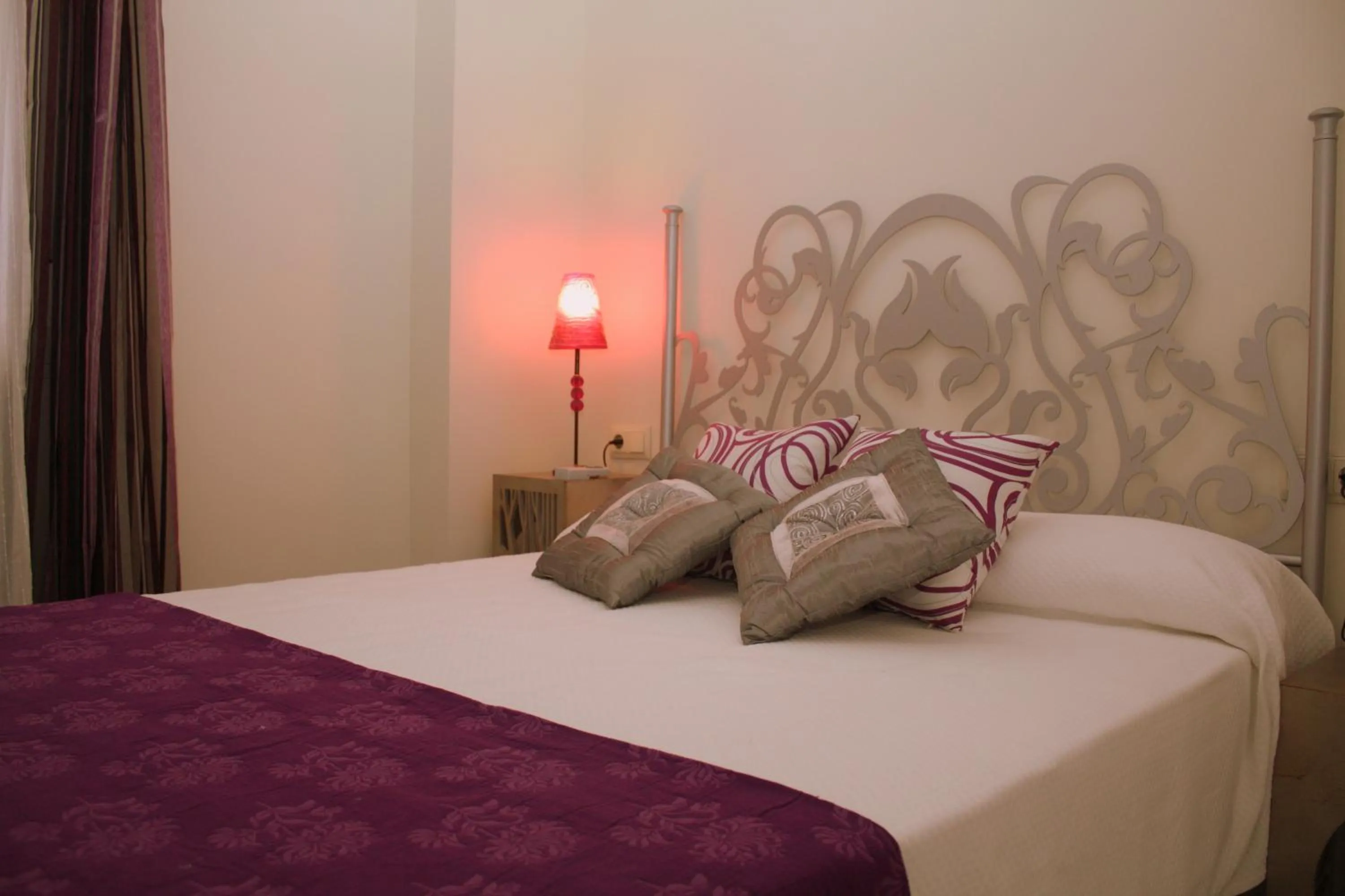 Photo of the whole room, Bed in Singular Pilatos