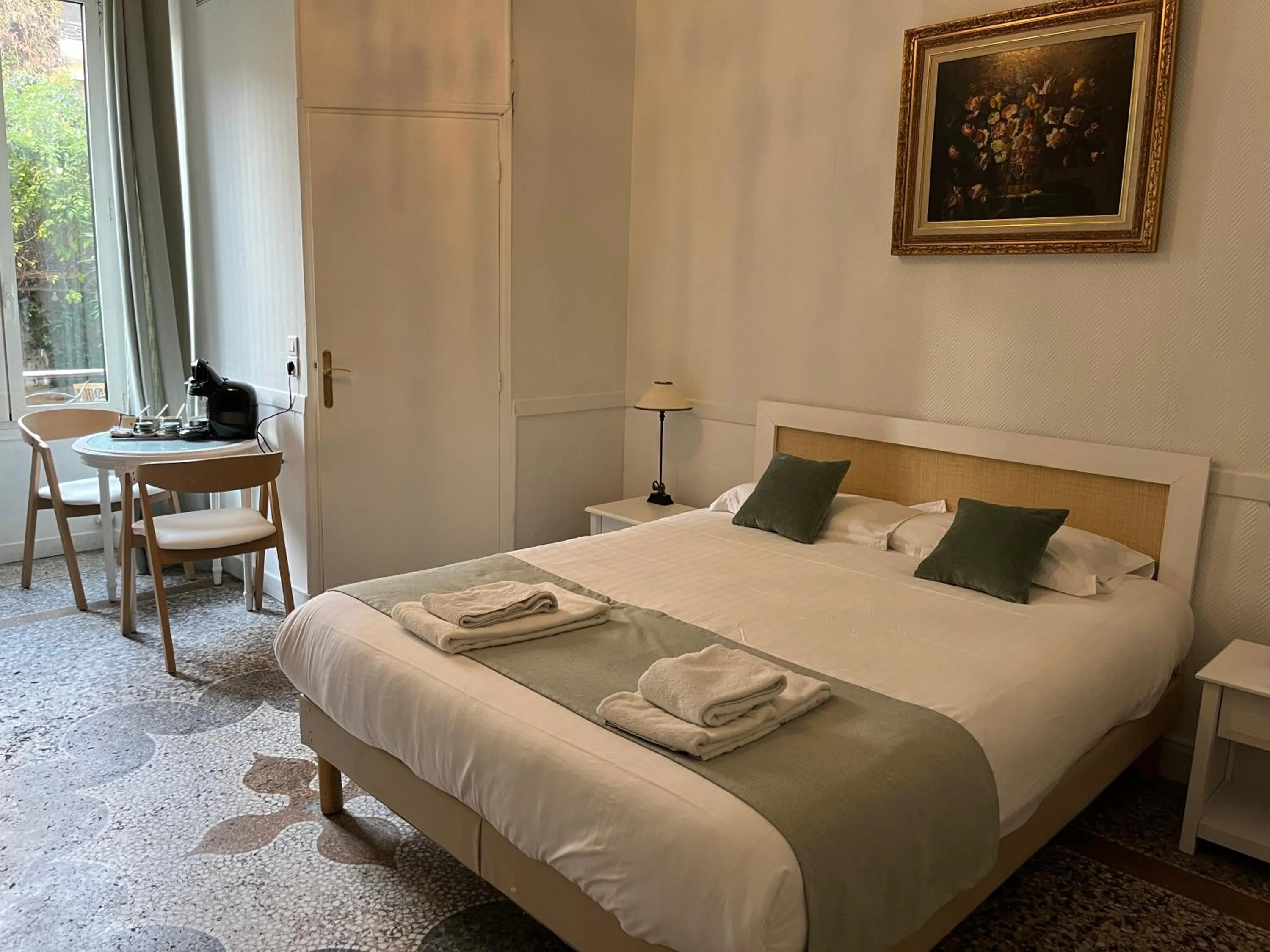 Bed in Nice Garden Hotel