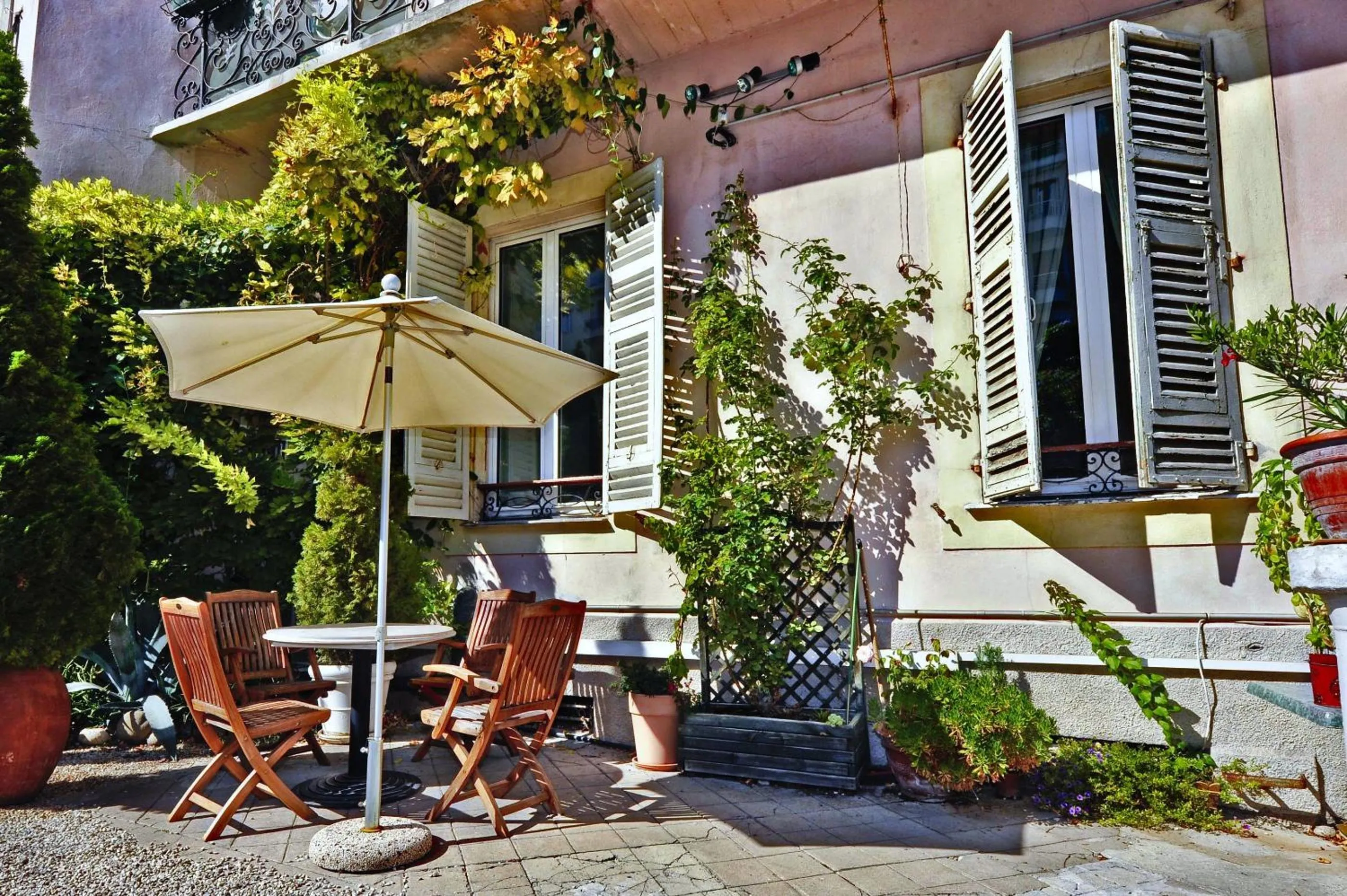 Restaurant/places to eat in Nice Garden Hotel