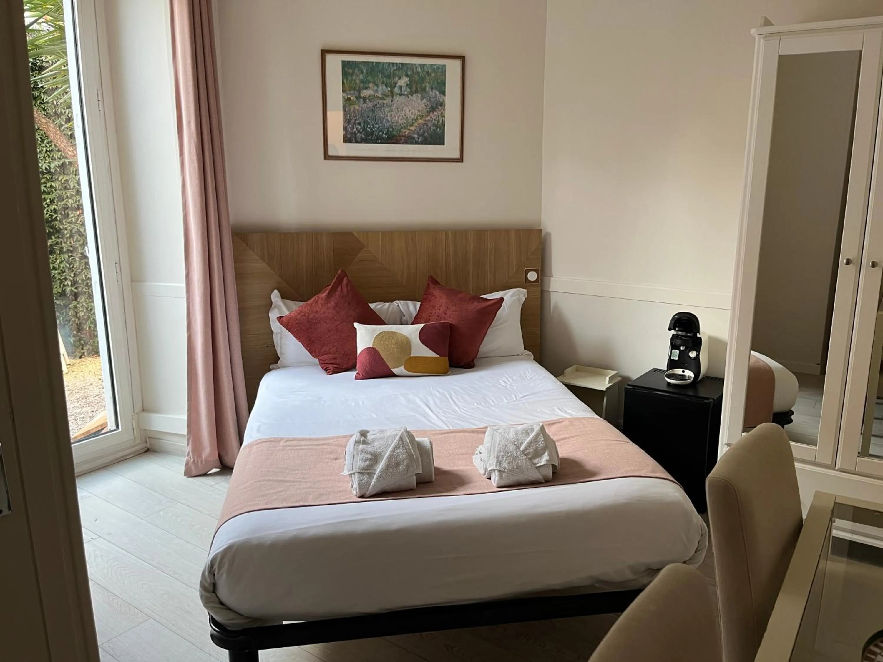 Bed in Nice Garden Hotel