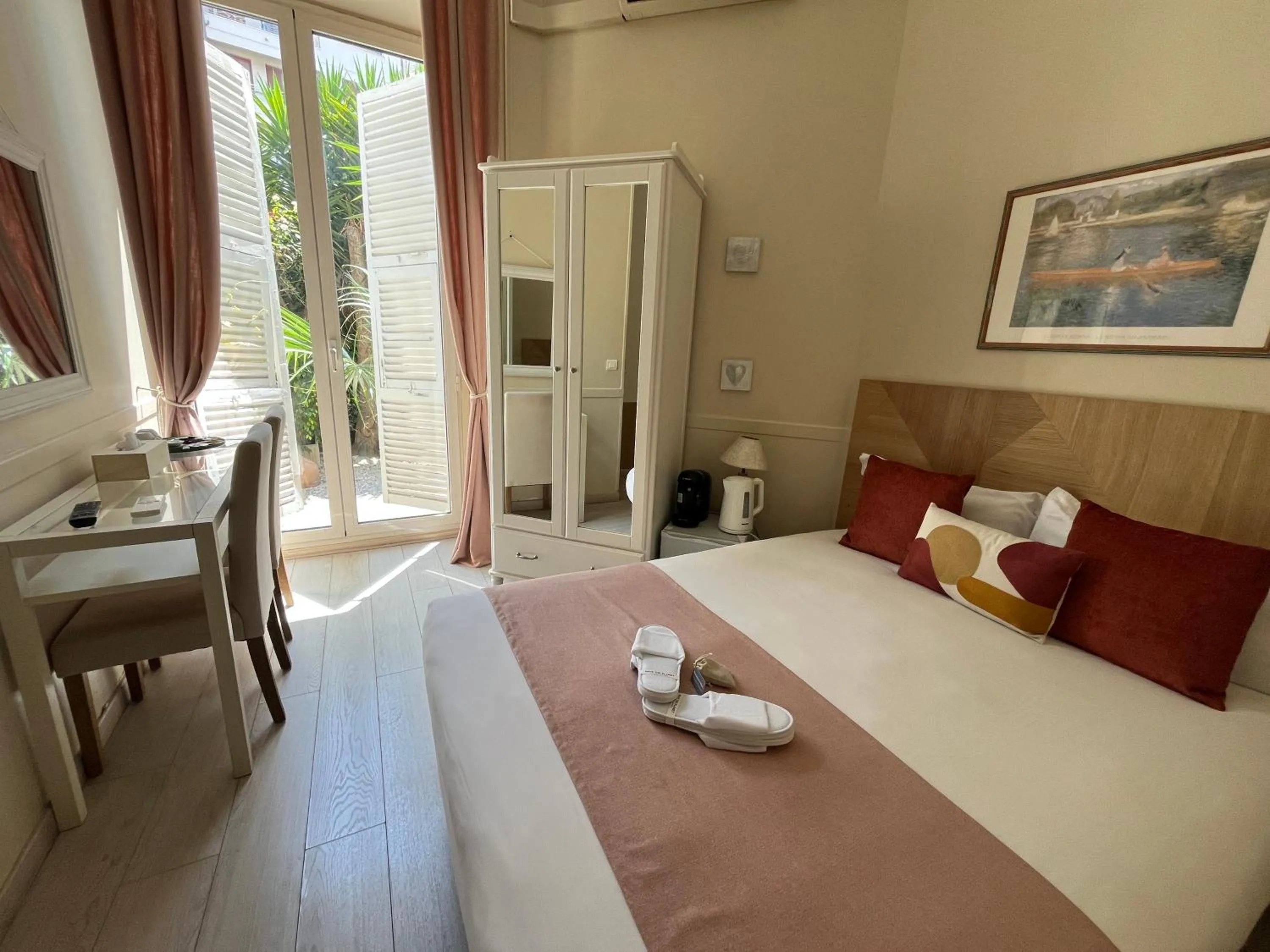 Bedroom, Bed in Nice Garden Hotel