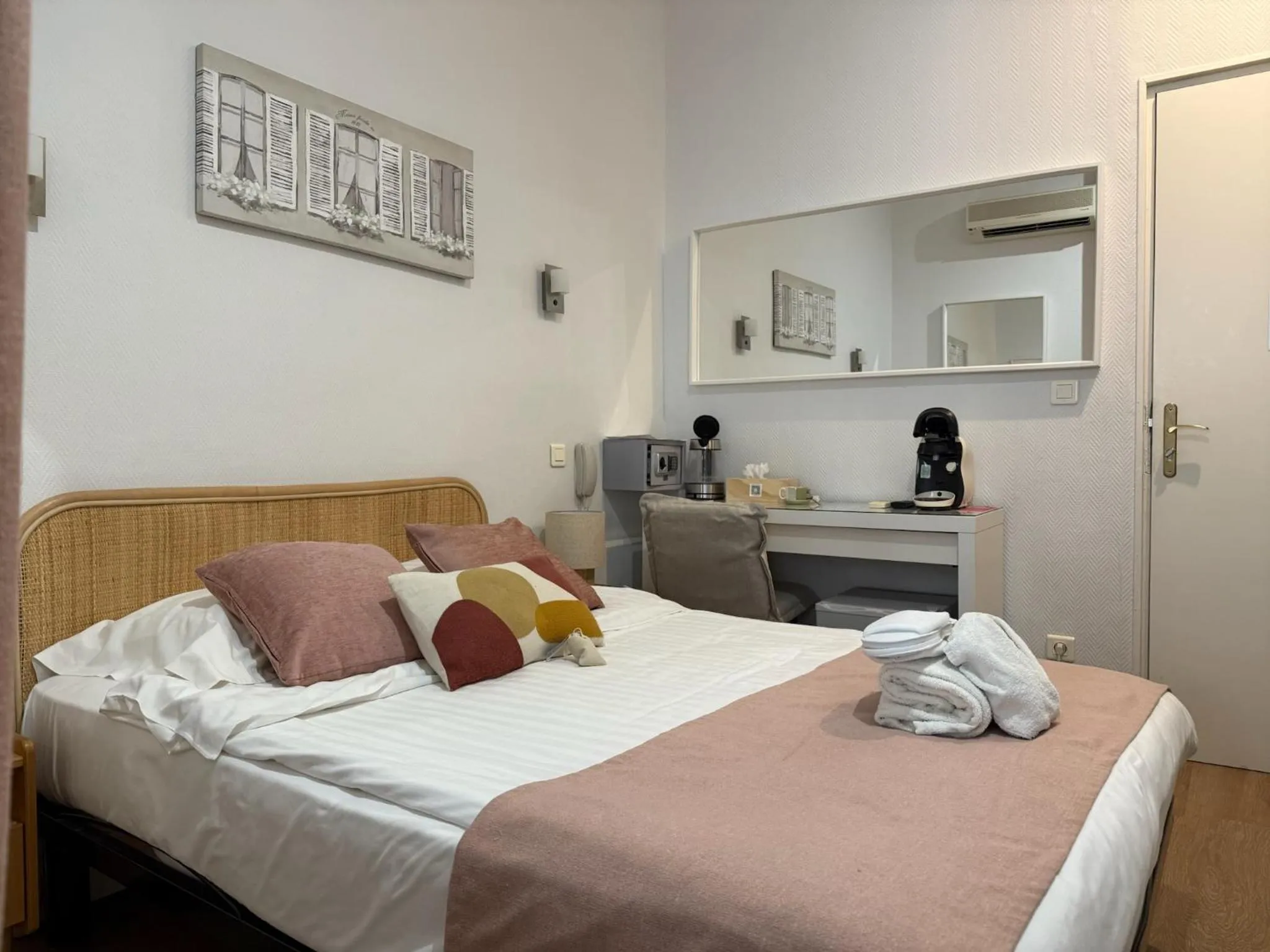 Bed in Nice Garden Hotel