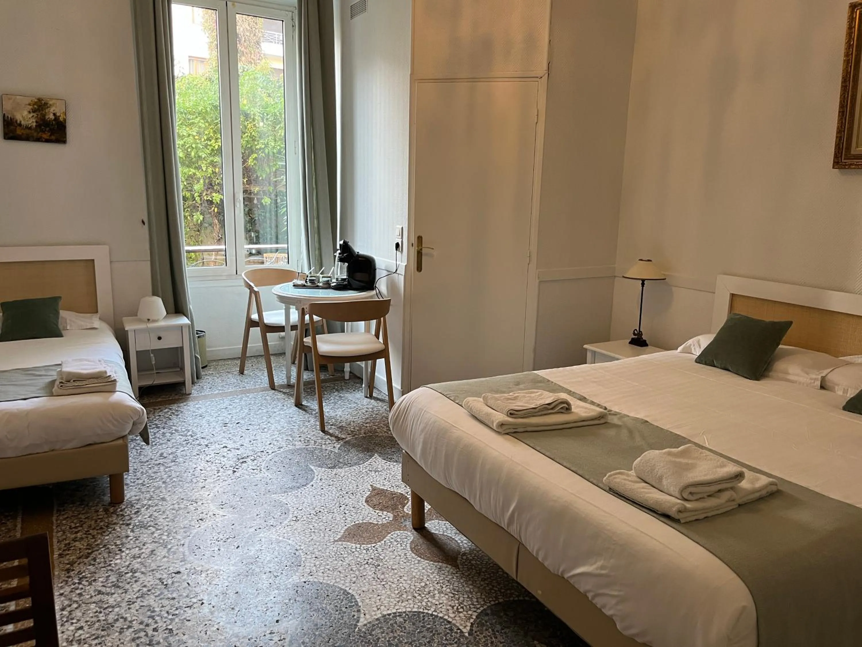 Bed in Nice Garden Hotel