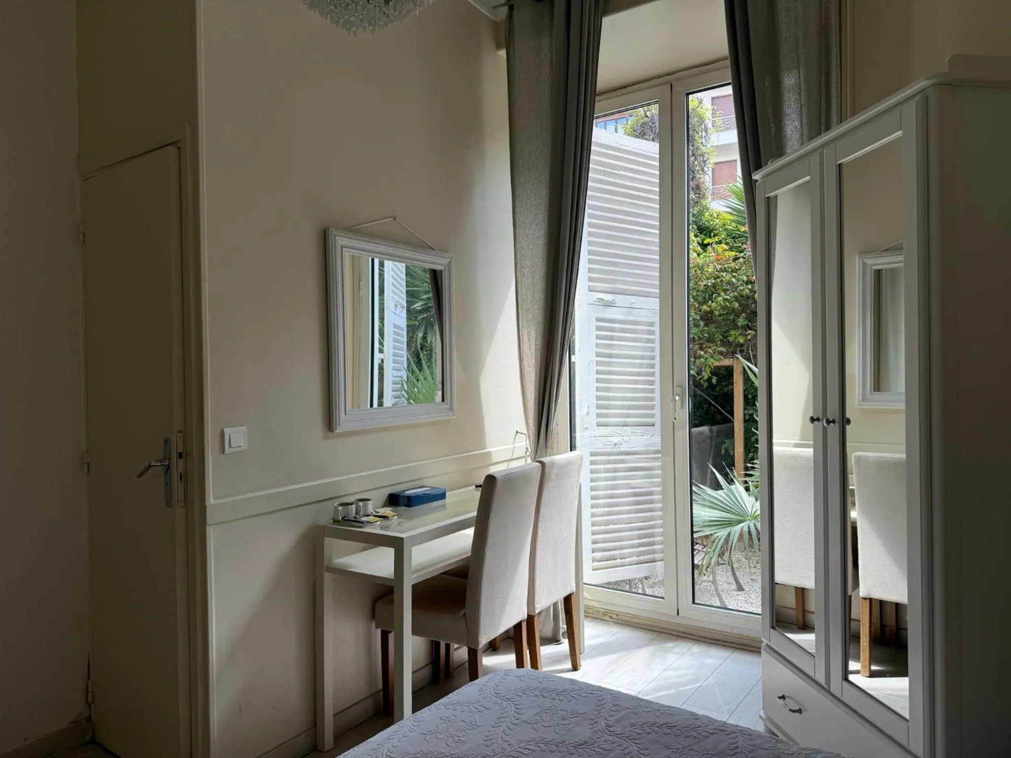 Garden view, Bed in Nice Garden Hotel