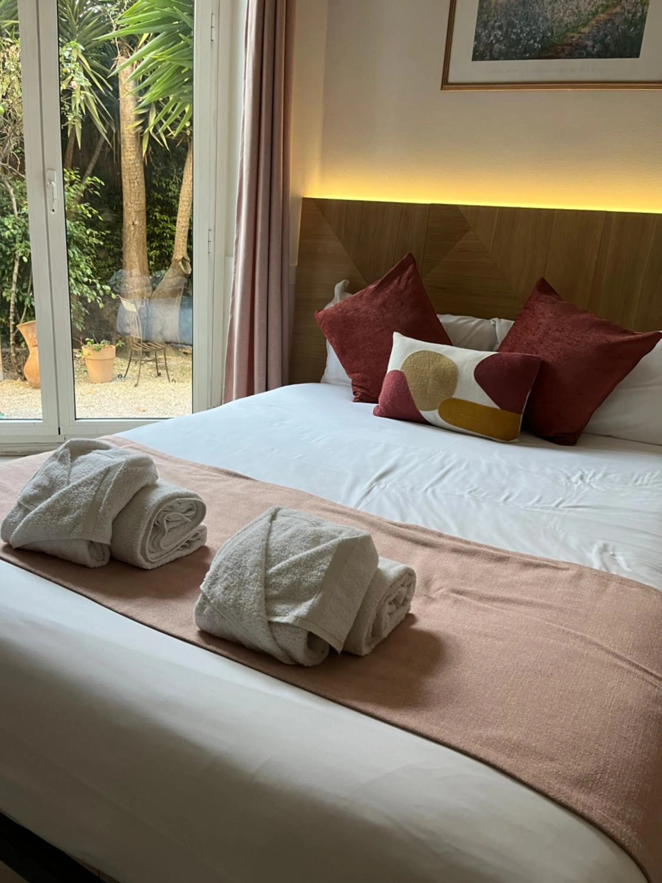 Bed in Nice Garden Hotel