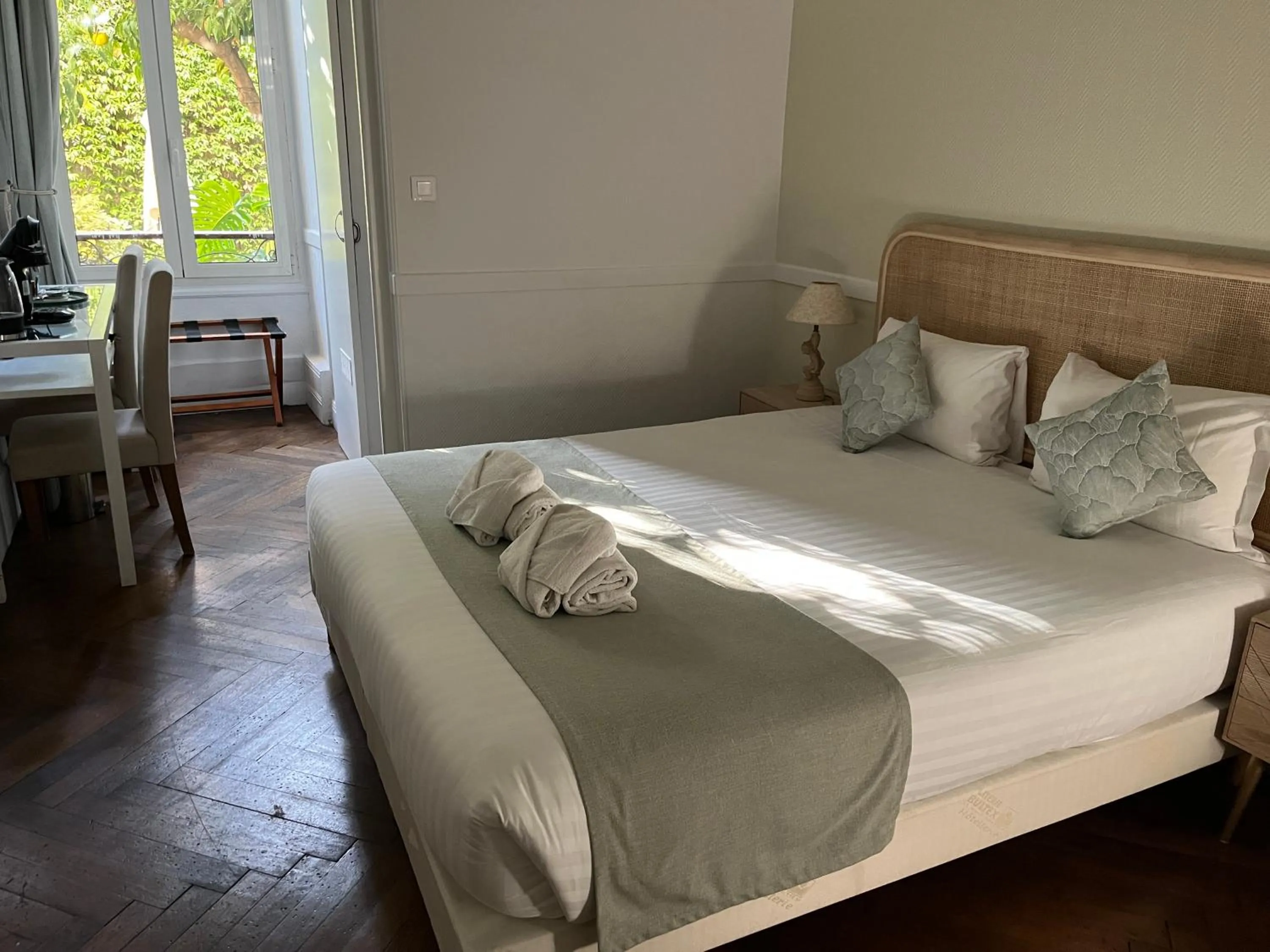 Bed in Nice Garden Hotel