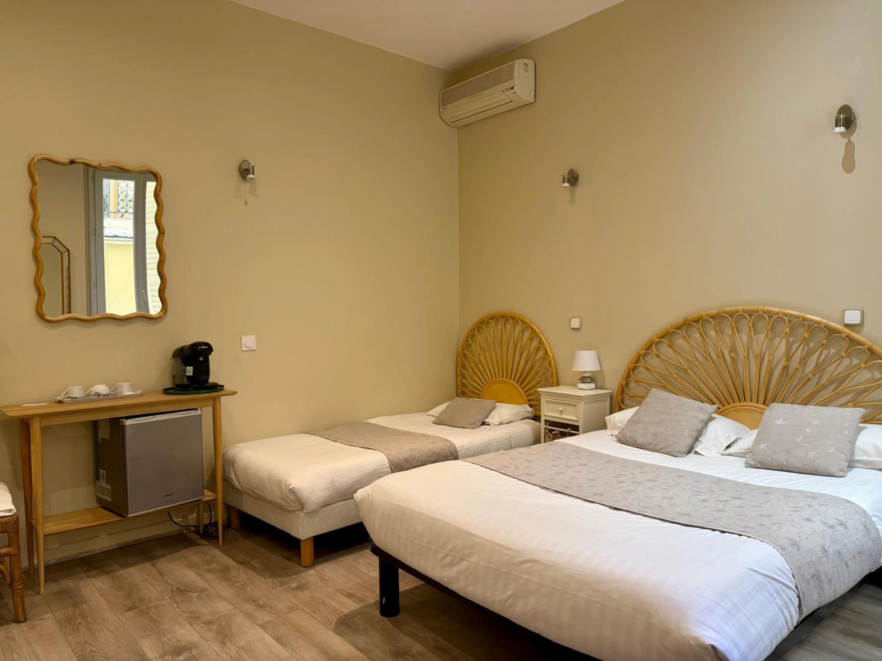 Coffee/tea facilities, Bed in Nice Garden Hotel