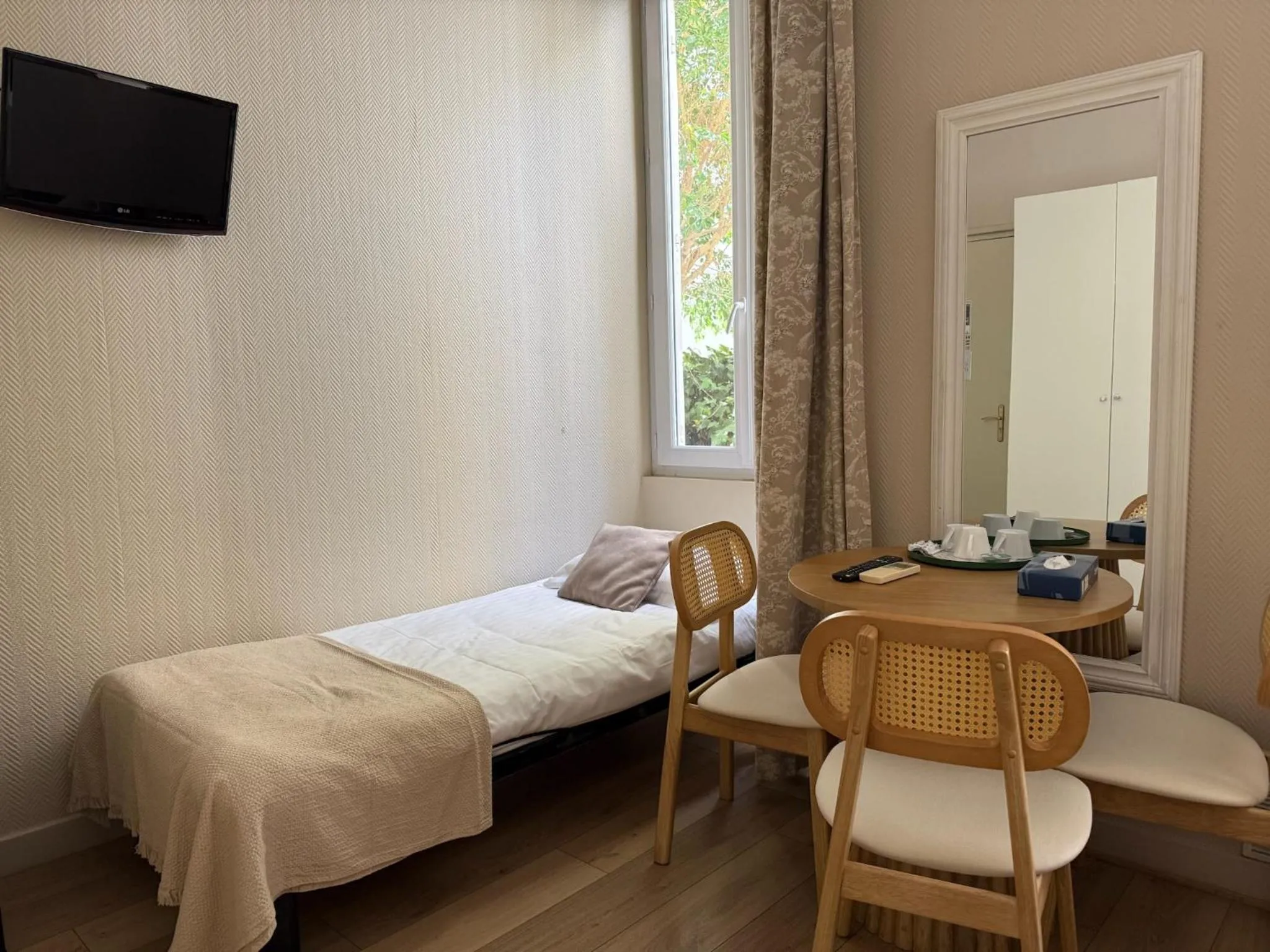 Bed in Nice Garden Hotel