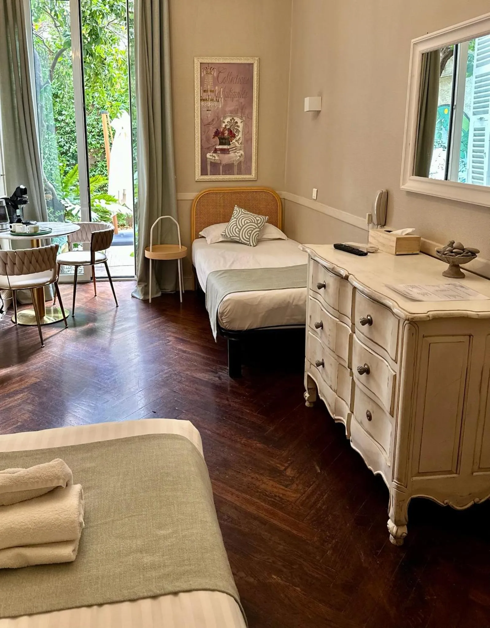 Bed in Nice Garden Hotel