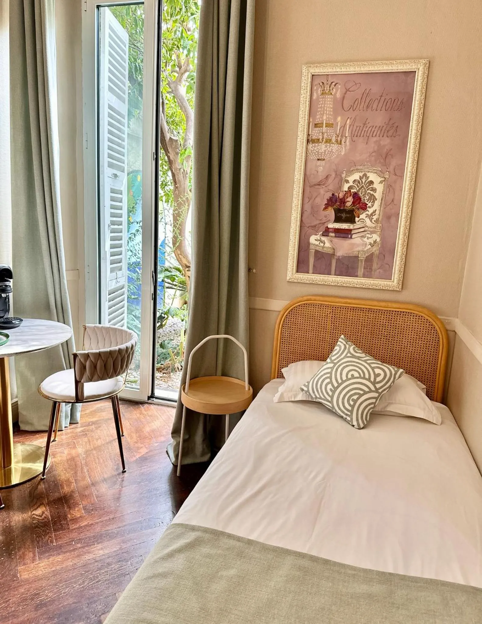 Bed in Nice Garden Hotel