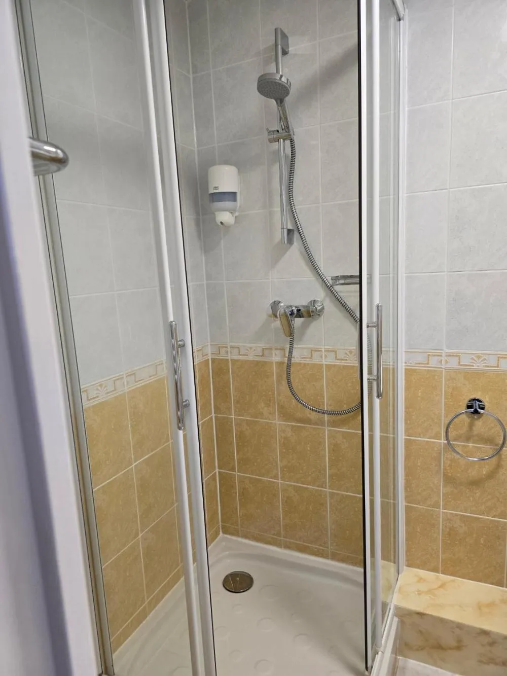 Shower in Hôtel L'ideal le Mountbatten