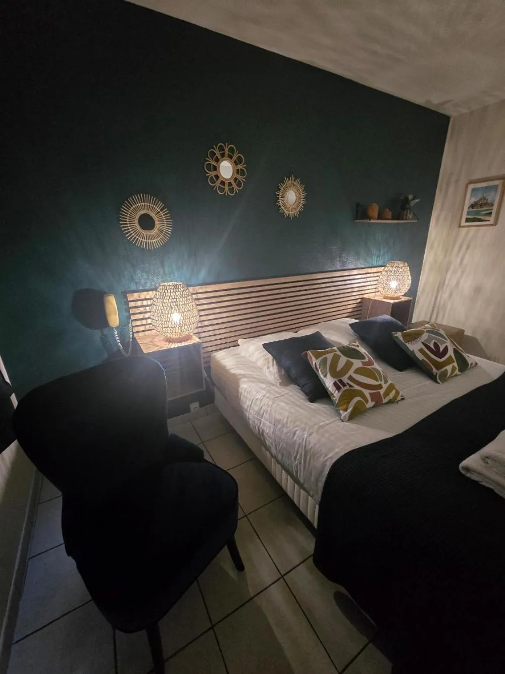 Property building, Bed in Hôtel L'ideal le Mountbatten