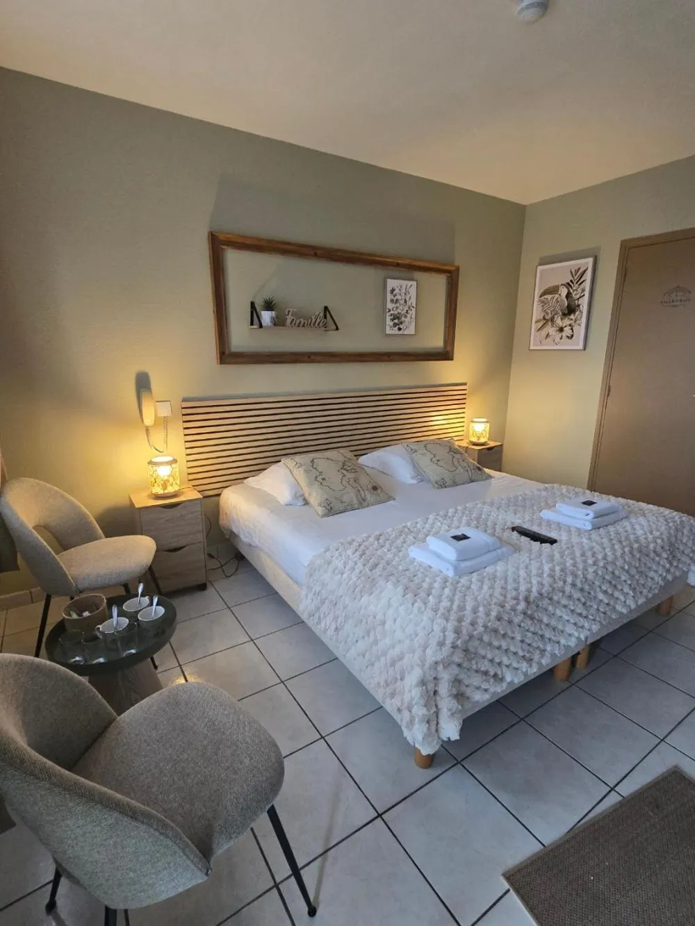 Bedroom, Bed in Hôtel L'ideal le Mountbatten